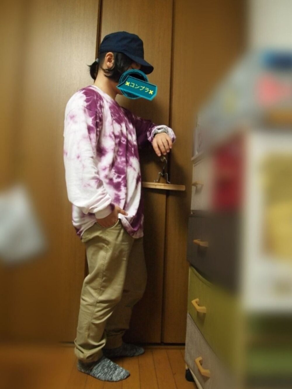 ベージュ系のその他パンツ、ベージュ系のスニーカー、パープル系のTシャツ/カットソーを着用したメンズの夏コーディネートの1枚目の写真