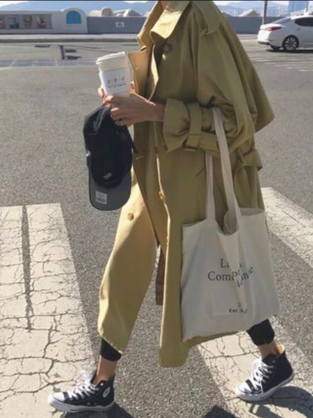 「春、ゆるコーデ、シンプルコーデ、パンツスタイル、スニーカー、はるコーデ、fashion、ベージュコーデ、きれいめカジュアル、いいね、save、フォローお願いします🤑」｜「LILY BROWNのアイテム（トレンチコート、ベージュ系）」を使った、chamさん（レディース・185cm）の春コーディネートの1枚目の写真