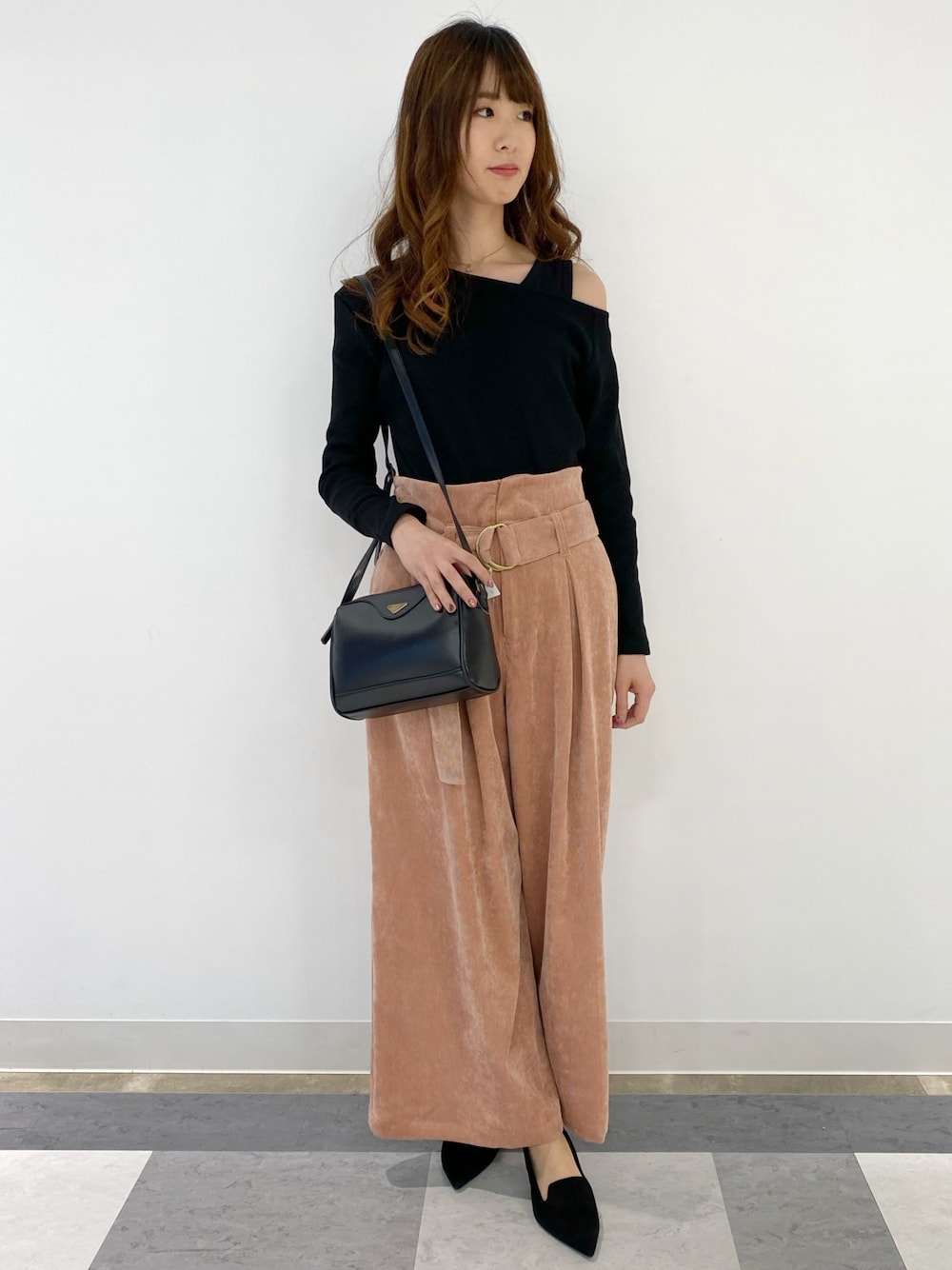 ブラック系のTシャツ/カットソー、ブラック系のタンクトップ、ブラック系のショルダーバッグを着用したレディースの冬コーディネートの1枚目の写真