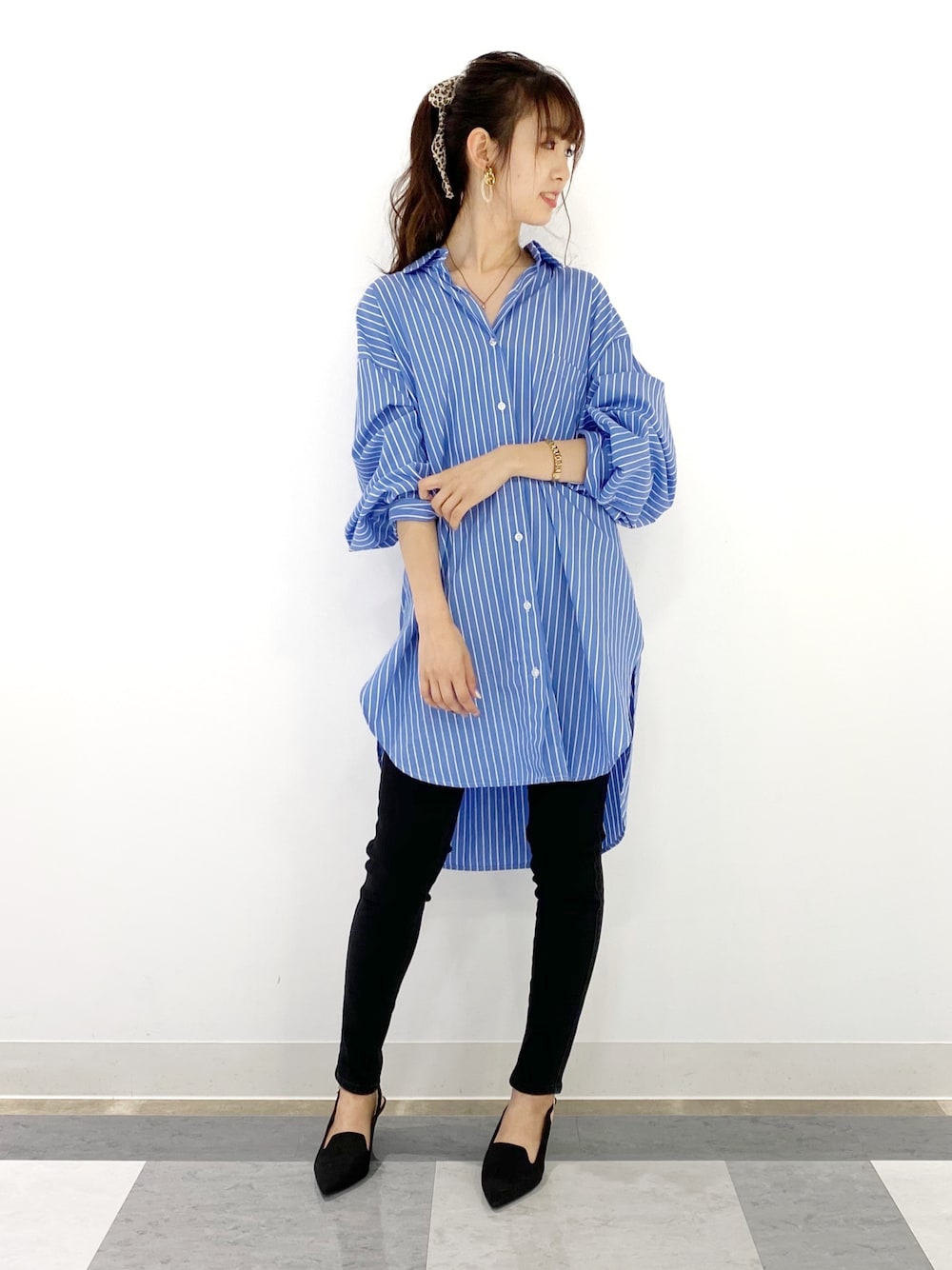 ブルー系のシャツ/ブラウス、ブラック系のデニムパンツを着用したレディースの夏コーディネートの1枚目の写真