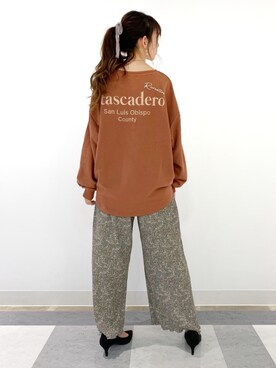 「バックロゴ」｜「アイテム（スウェット）」を使った、nahoさん（レディース・166cm）の秋コーディネート
