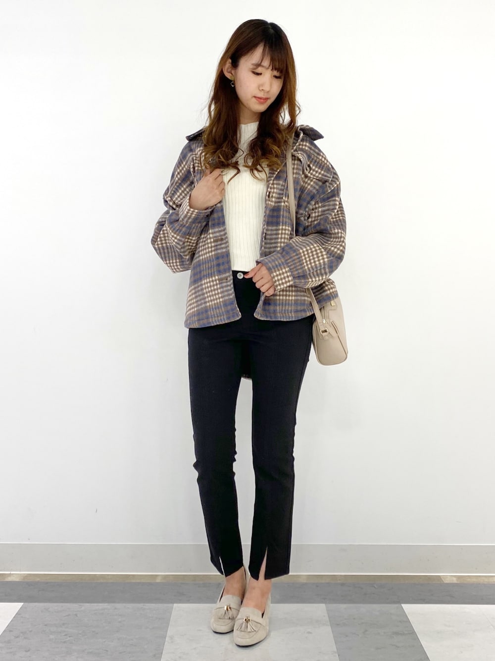 ブルー系のジャケット/アウター、ホワイト系のニット/セーター、ブラック系のパンツを着用したレディースの秋コーディネートの1枚目の写真