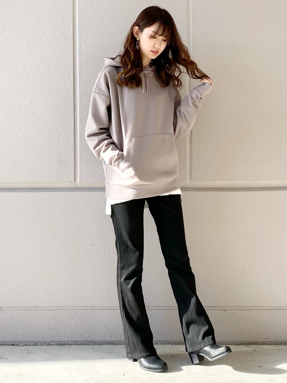 ベージュ系のパーカー、ホワイト系のTシャツ/カットソー、ブラック系のパンツを着用したレディースの冬コーディネートの1枚目の写真