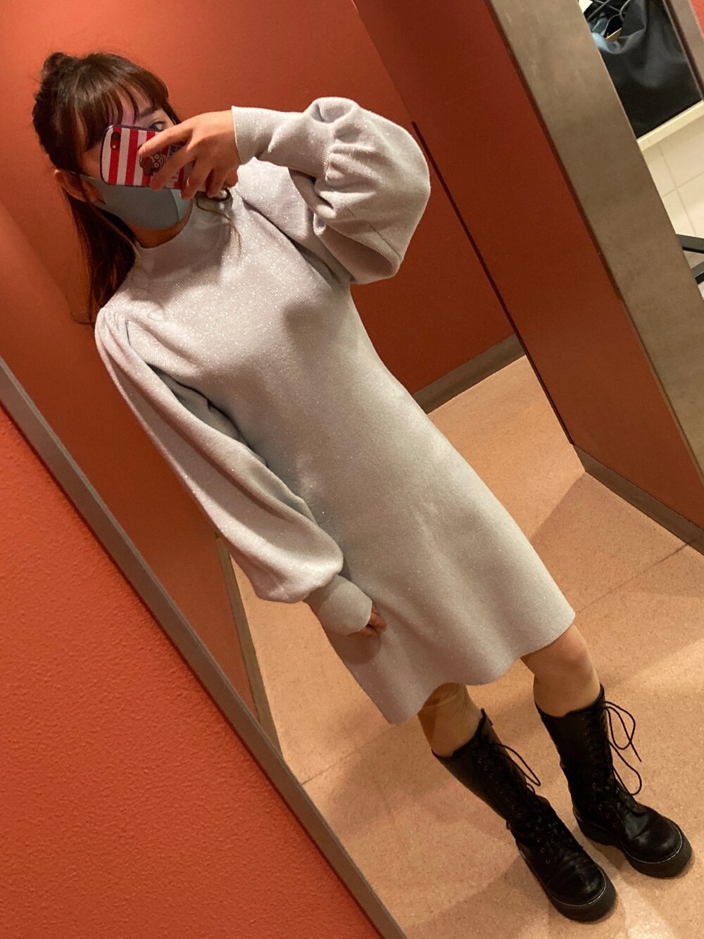 シルバー系のワンピースを着用したレディースの冬コーディネートの1枚目の写真