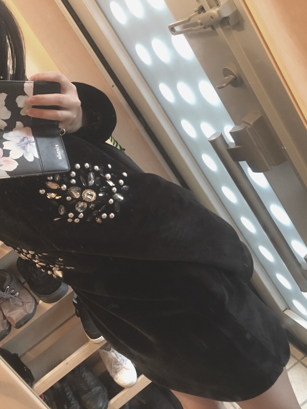 「冬、キレイめ、黒、コート、ビジュー、DaTuRa」｜「DaTuRAのアイテム（その他アウター、ブラック系）」を使った、かほてぃんさん（レディース・158cm）の冬コーディネートの1枚目の写真