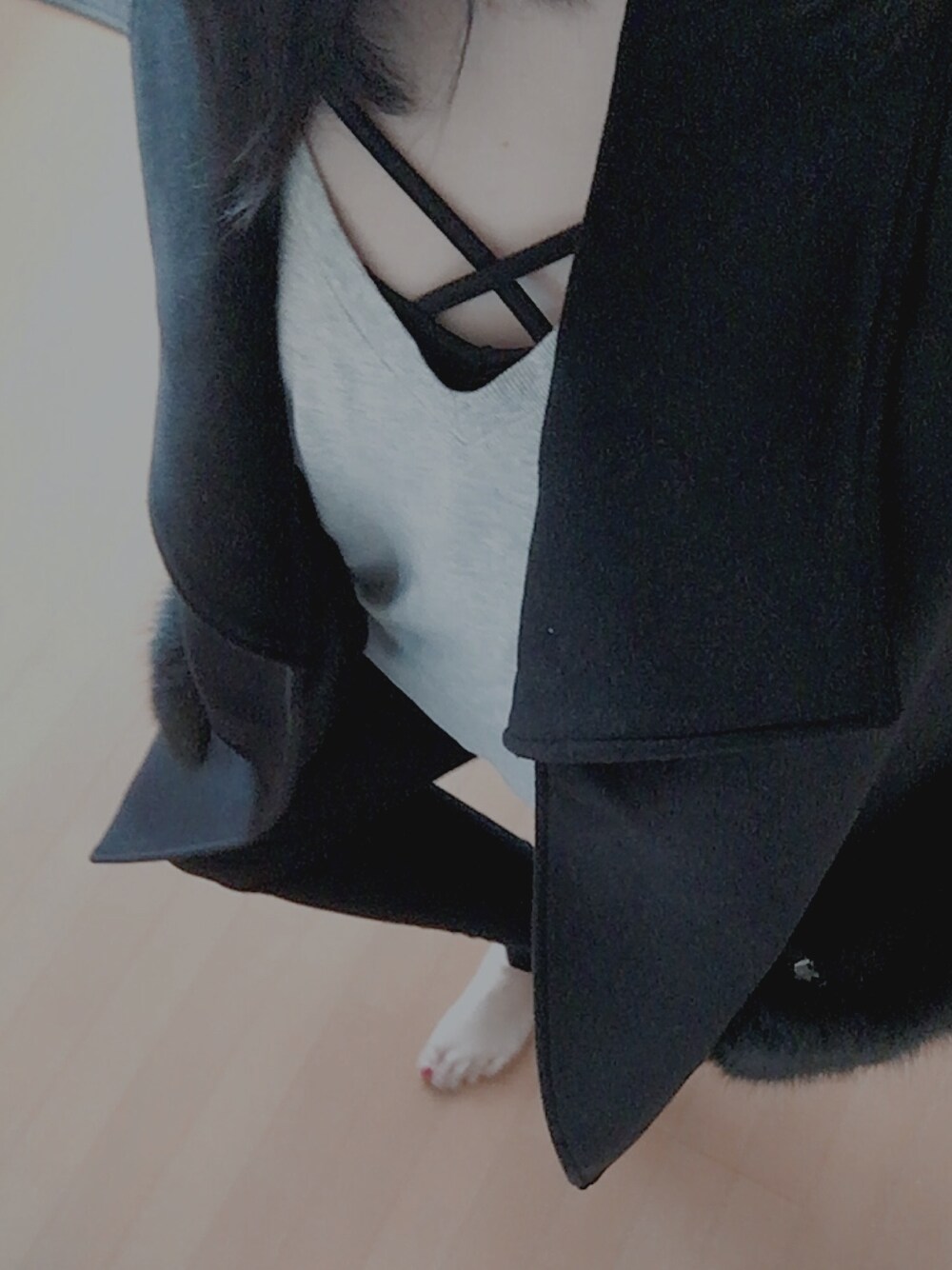 「シンプル、冬、パンツスタイル、モノトーン、black」｜「H&Mのアイテム（スウェット、グレー系）」を使った、かほてぃんさん（レディース・158cm）の冬コーディネートの1枚目の写真