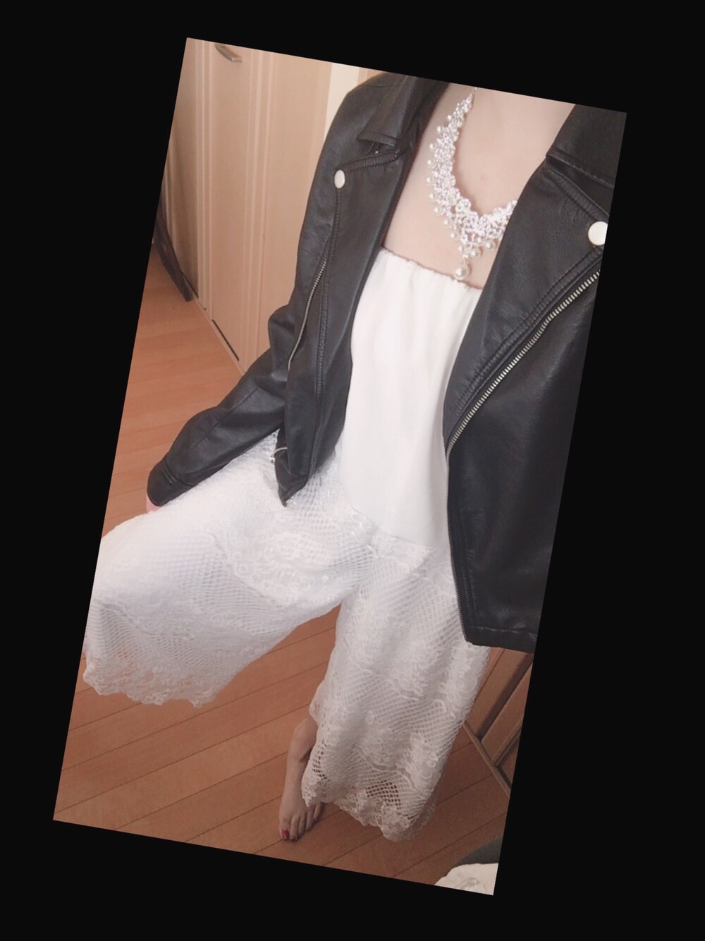 「パンツスタイル、きれいめカジュアル、春コーデ、ホワイト、おしゃれさんと繋がりたい」｜「Delyle NOIRのアイテム（サロペット/オーバーオール、ホワイト系）」を使った、かほてぃんさん（レディース・158cm）の冬コーディネートの1枚目の写真