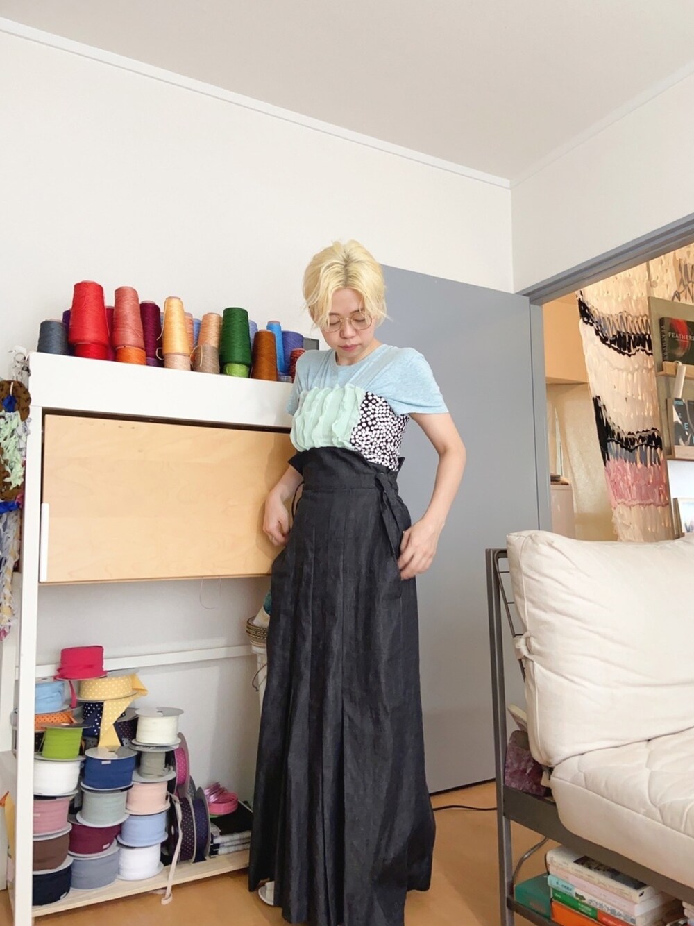 グリーン系のチューブトップ、ブラック系のスカート、ホワイト系のTシャツ/カットソーを着用したレディースの夏コーディネートの1枚目の写真