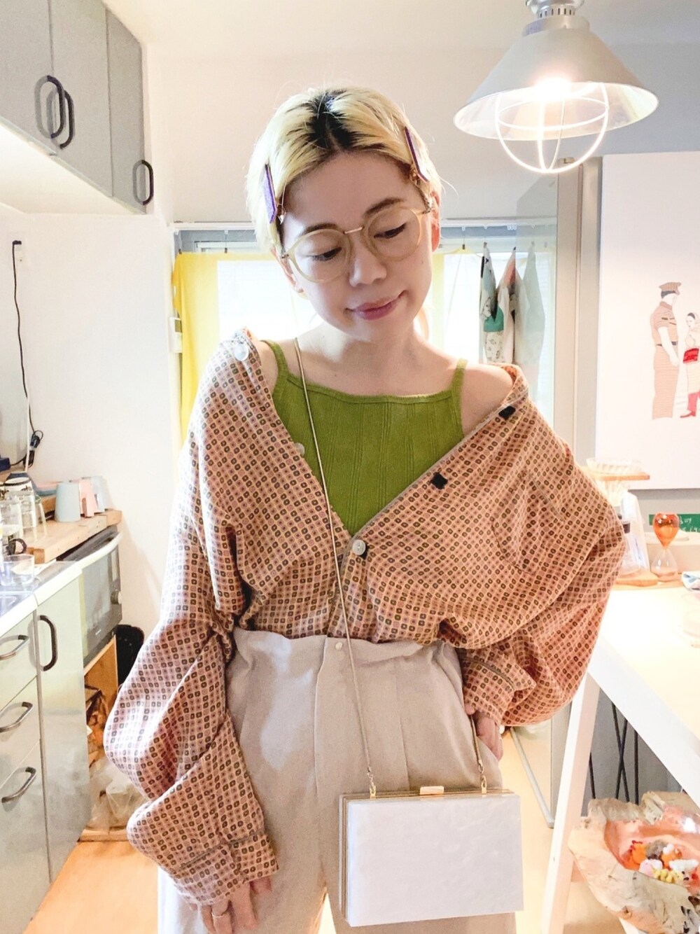 グリーン系のタンクトップ、オレンジ系のシャツ/ブラウス、ピンク系のパンツを着用したレディースの夏コーディネートの1枚目の写真