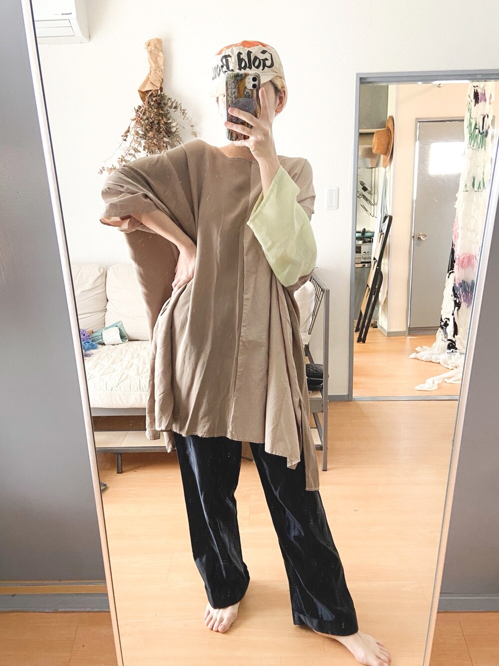 「サテンパンツ、古着、古着MIX、otoe、nusumigui、チュニック、オーバーサイズ、ゆるコーデ、大人カジュアル」｜「nusumiguiのアイテム（チュニック、ベージュ系）」を使った、千紘さん（レディース・154cm）の夏コーディネートの1枚目の写真