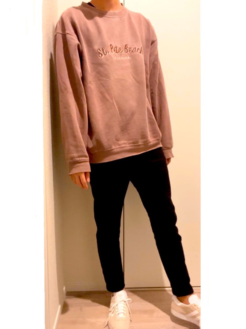 「おしゃれさんと繋がりたい、シンプル、古着、いいね返し、いいね、save、フォローお願いします🤑、カジュアル、スニーカー、スキニー、ラフ、黒」｜「古着のアイテム（スウェット、ブラウン系）」を使った、kou　さん（メンズ・175cm）の春コーディネートの1枚目の写真