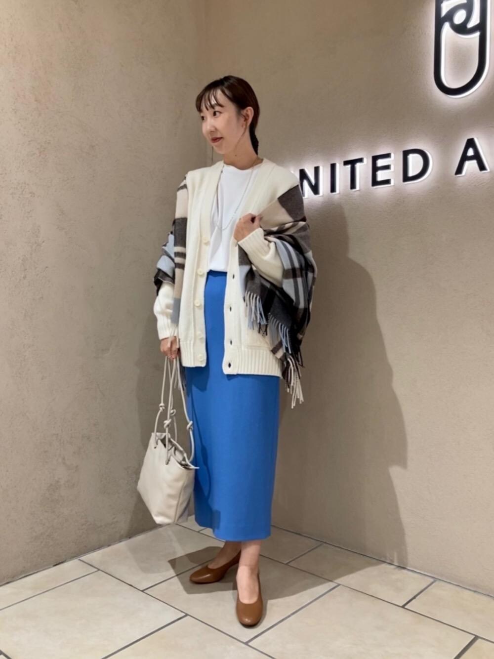 ホワイト系のTシャツ/カットソー、ホワイト系のカーディガン/ボレロ、ブラウン系のパンプスを着用したレディースの秋コーディネートの1枚目の写真