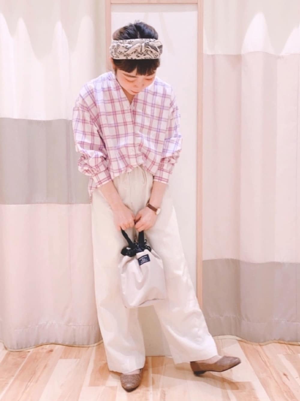 ベージュ系のその他パンツ、ブラウン系のその他シューズ、ベージュ系のショルダーバッグを着用したレディースの春コーディネートの1枚目の写真