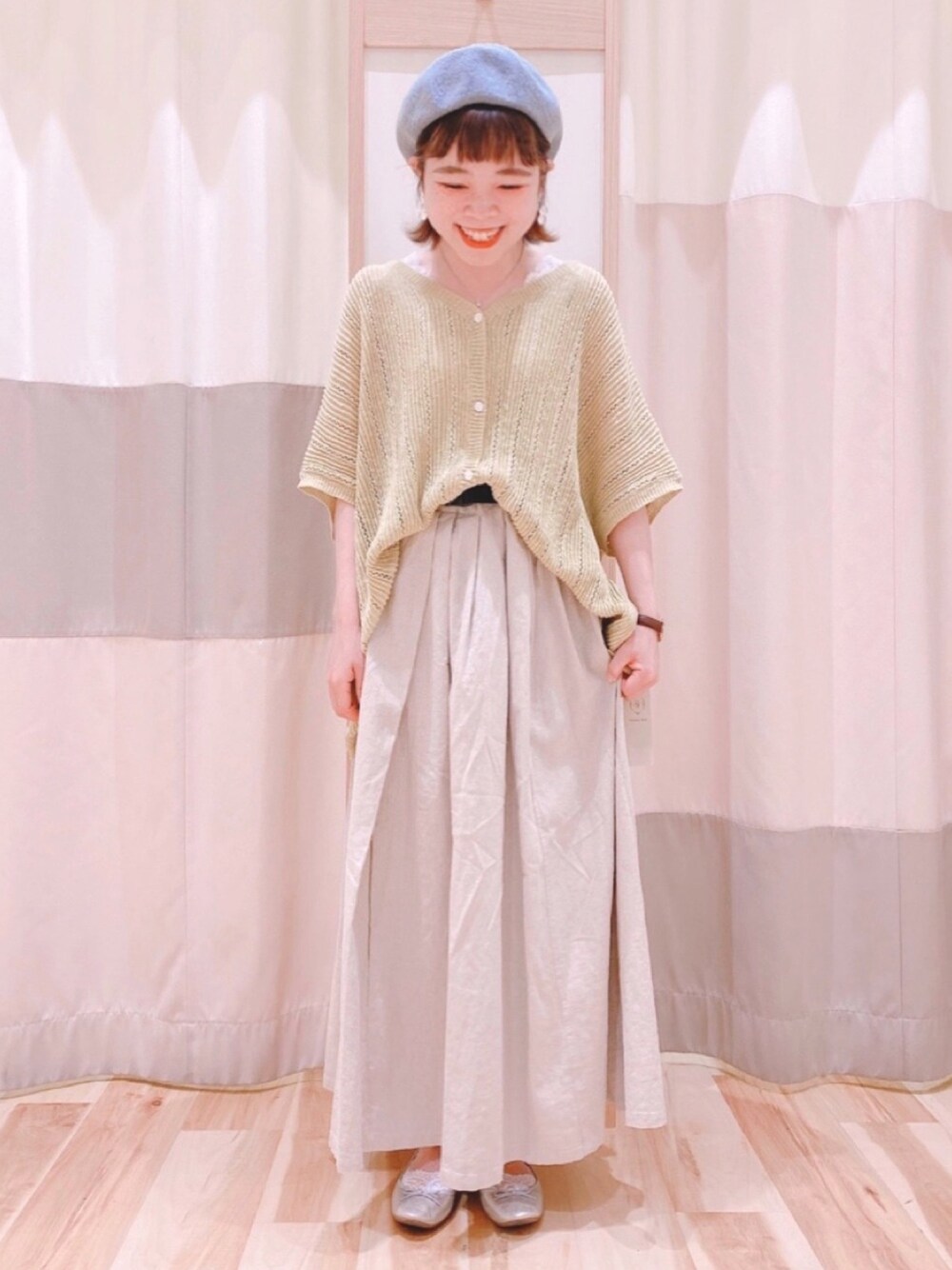 ホワイト系のTシャツ/カットソー、イエロー系のニット/セーター、ホワイト系のスカートを着用したレディースの夏コーディネートの1枚目の写真