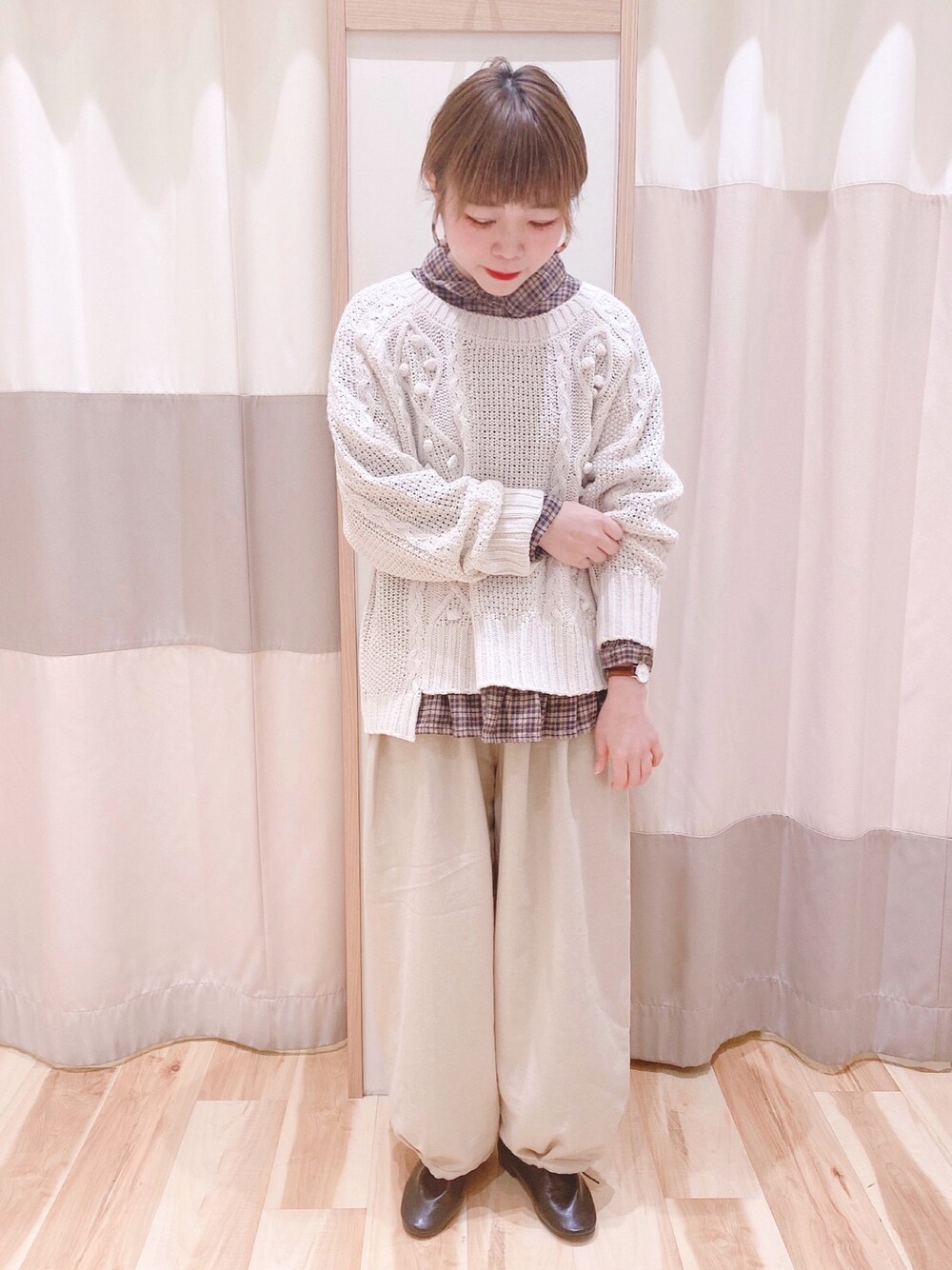 ブラウン系のシャツ/ブラウス、ホワイト系のニット/セーター、ベージュ系のその他パンツを着用したレディースの冬コーディネートの1枚目の写真