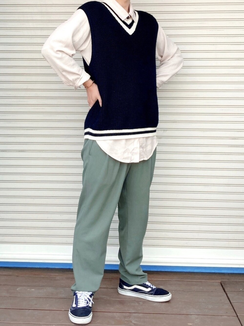 「VANS、グリーン、BEAMS、ニットベスト、SENSEOFPLACE、パステルカラー、きれいめカジュアル、バングル、エレガント、COACH」｜「AS KNOW AS plusのアイテム（シャツ/ブラウス、ベージュ系）」を使った、JOTAROさん（メンズ・172cm）の秋コーディネートの1枚目の写真