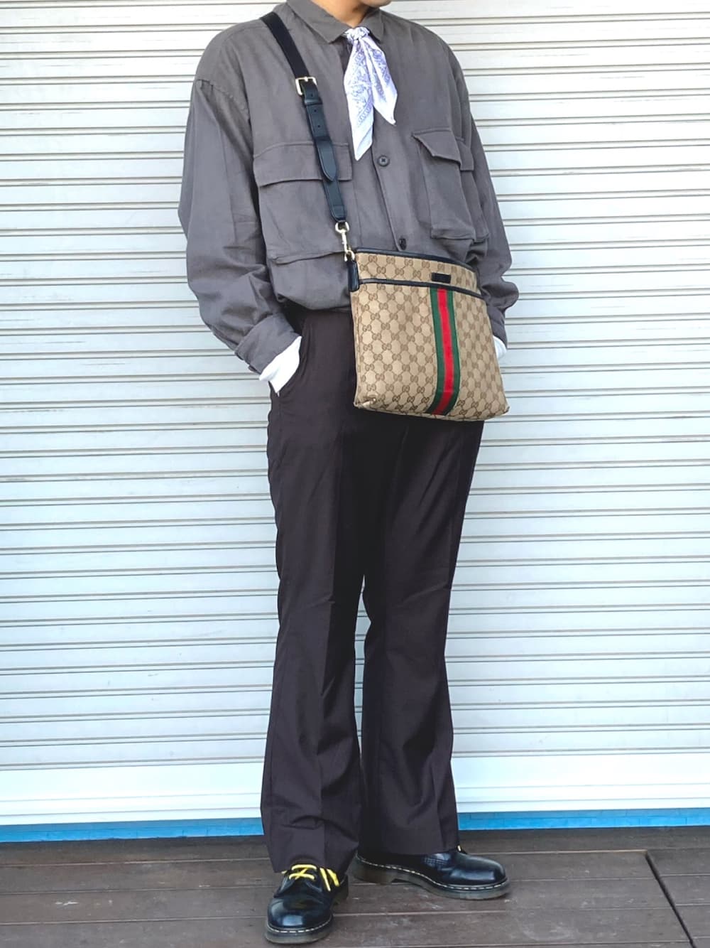 「ブーツ、Dr.Martens、スカーフ、GUCCI、キレイめ、SENSEOFPLACE、フレアパンツ、BAYFLOW(BAYFLOW)、エレガント、秋コーデ」｜「BAYFLOWのフリンジネルシャツ L/S（シャツ/ブラウス、グレー系）」を使った、JOTAROさん（メンズ・172cm）の秋コーディネートの1枚目の写真