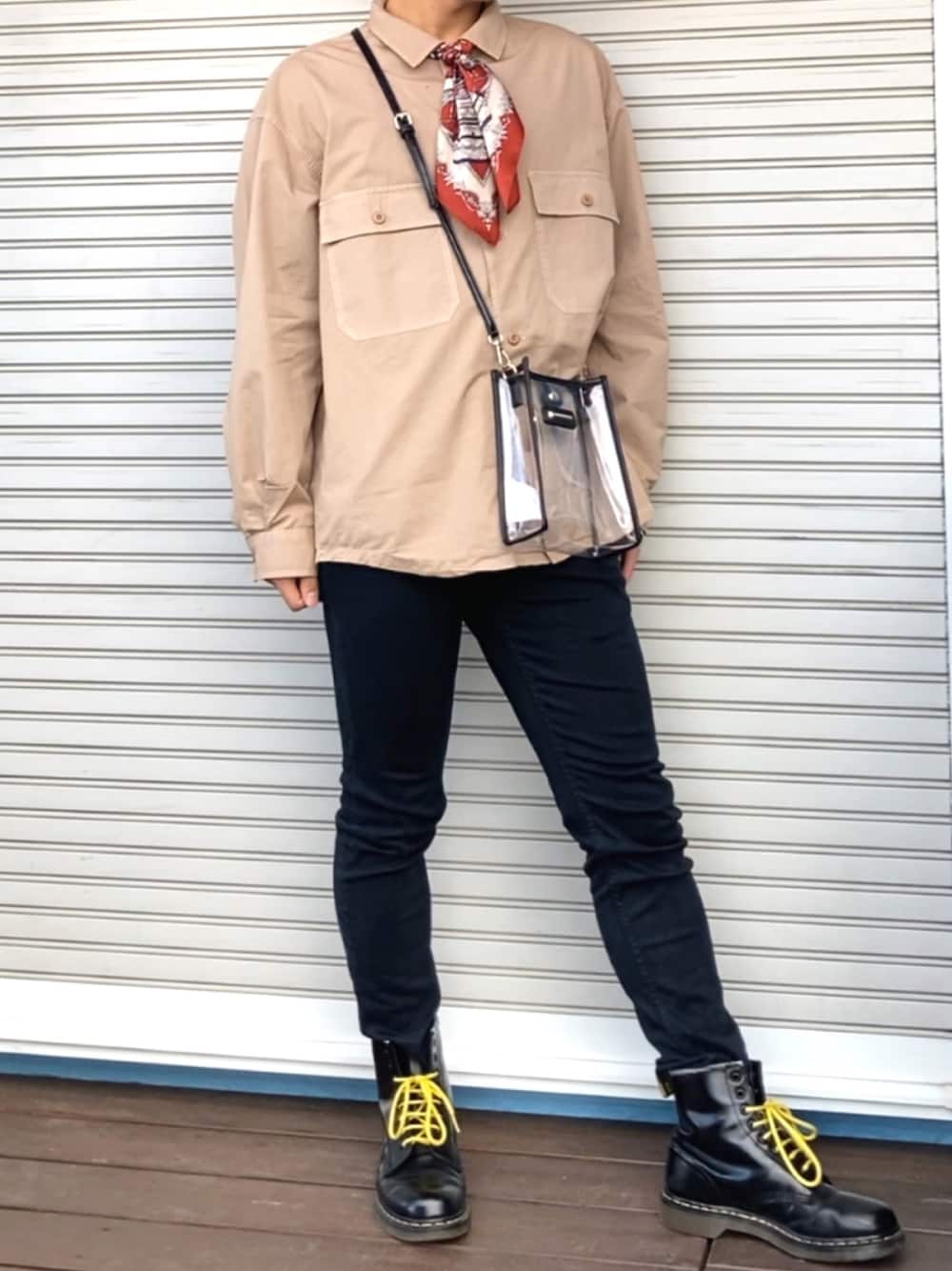 「ブーツ、スキニー、ベージュ、Dr.Martens、スカーフ、BAYFLOW(BAYFLOW)、エレガント、グローバルワーク(GLOBAL WORK)、クリアバッグ、秋コーデ」｜「BAYFLOWのコットンリネンミリタリーシャツL/S（シャツ/ブラウス、ベージュ系）」を使った、JOTAROさん（メンズ・172cm）の秋コーディネートの1枚目の写真
