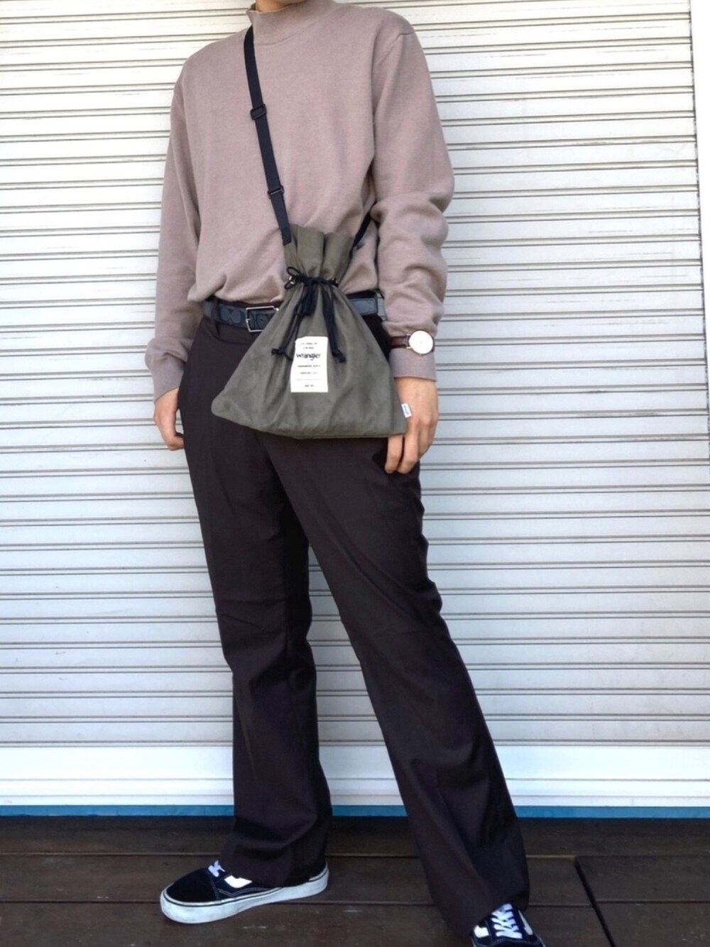 「きれいめスタイル、フレアパンツ、BAYFLOW(BAYFLOW)、シンプルコーデ、暖色系、Daniel Wellington、秋コーデ、おしゃれさんと繋がりたい、SENSE OF PLACE by URBAN RESEAR、モックネックニット」｜「SENSE OF PLACE by URBAN RESEARCHのフレアパンツ（その他パンツ、ブラウン系）」を使った、JOTAROさん（メンズ・172cm）の秋コーディネートの1枚目の写真