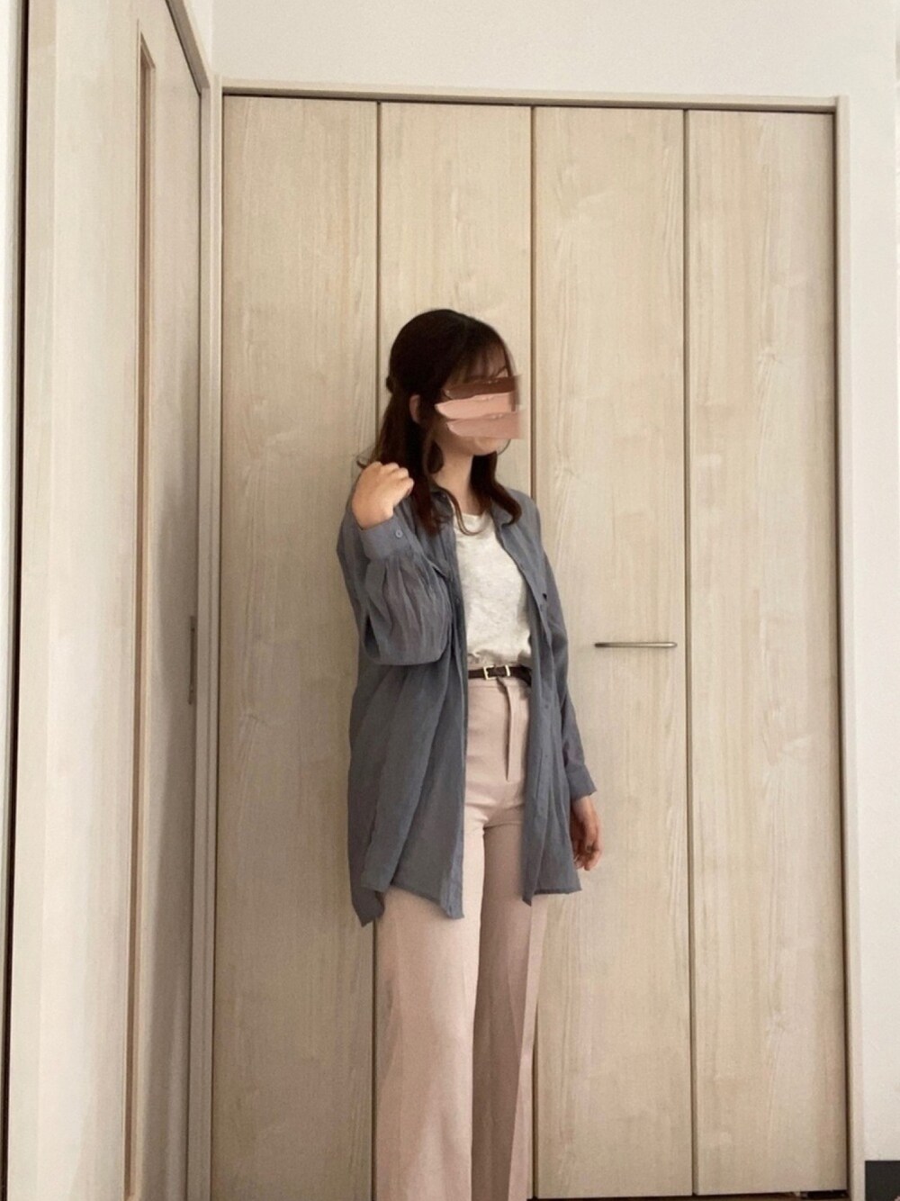 ブルー系のシャツ/ブラウス、ベージュ系のその他パンツ、その他のヘアゴムを着用したレディースの夏コーディネートの1枚目の写真