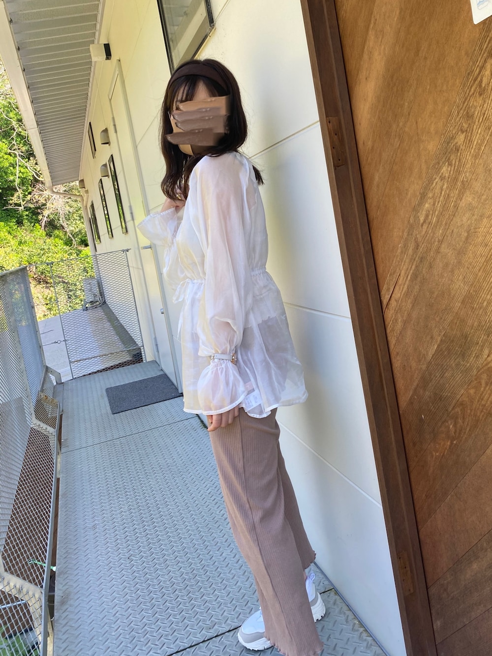ホワイト系のシャツ/ブラウス、ベージュ系のタンクトップ、ブラウン系のその他パンツを着用したレディースの春コーディネートの1枚目の写真
