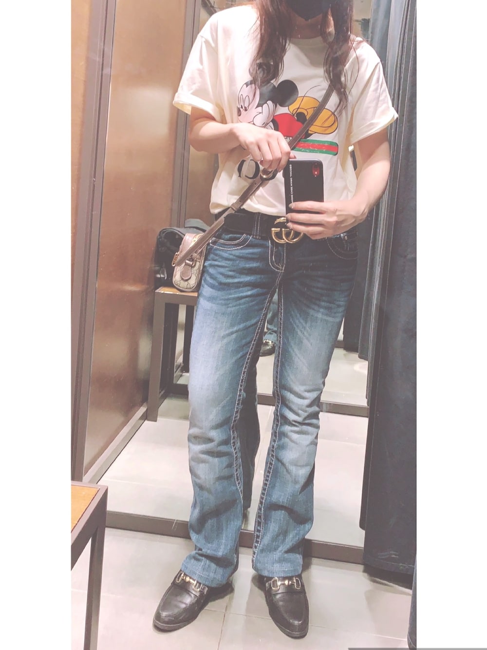 ブラック系のシューズ、ブラウン系のショルダーバッグ、ホワイト系のTシャツ/カットソーを着用したレディースの夏コーディネートの1枚目の写真