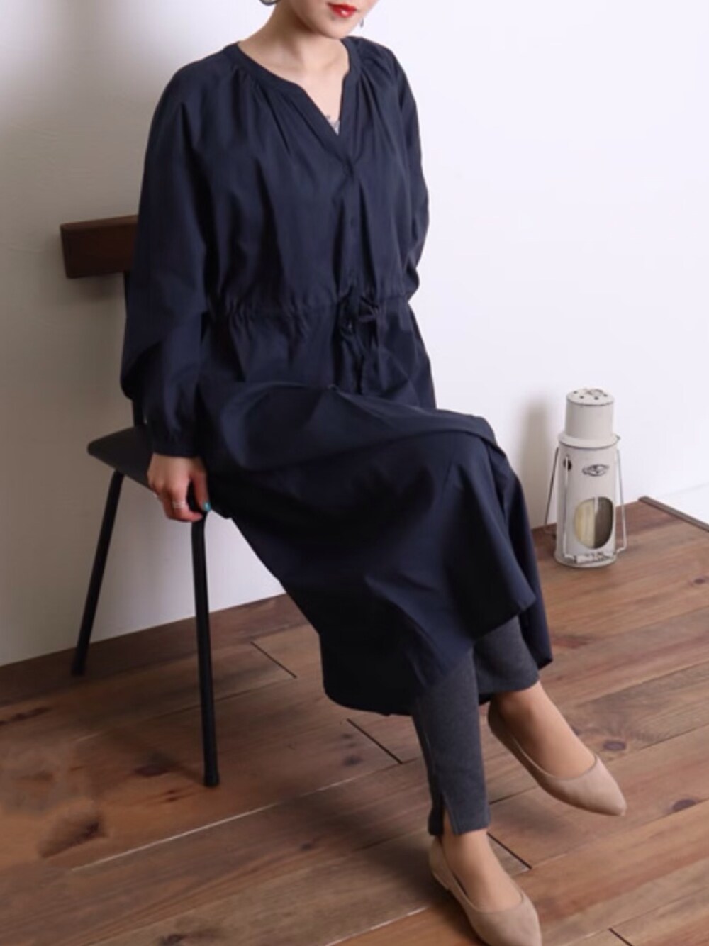 「春コーデ、レギンス、スリット、タンクトップ、レース、シャツワンピース、レイヤードスタイル、ジャッコランタン、ネイビー、大人カジュアル」｜「ジャッコランタンのアイテム（シャツワンピース、ブルー系）」を使った、a.aさん（レディース・157cm）の春コーディネートの1枚目の写真