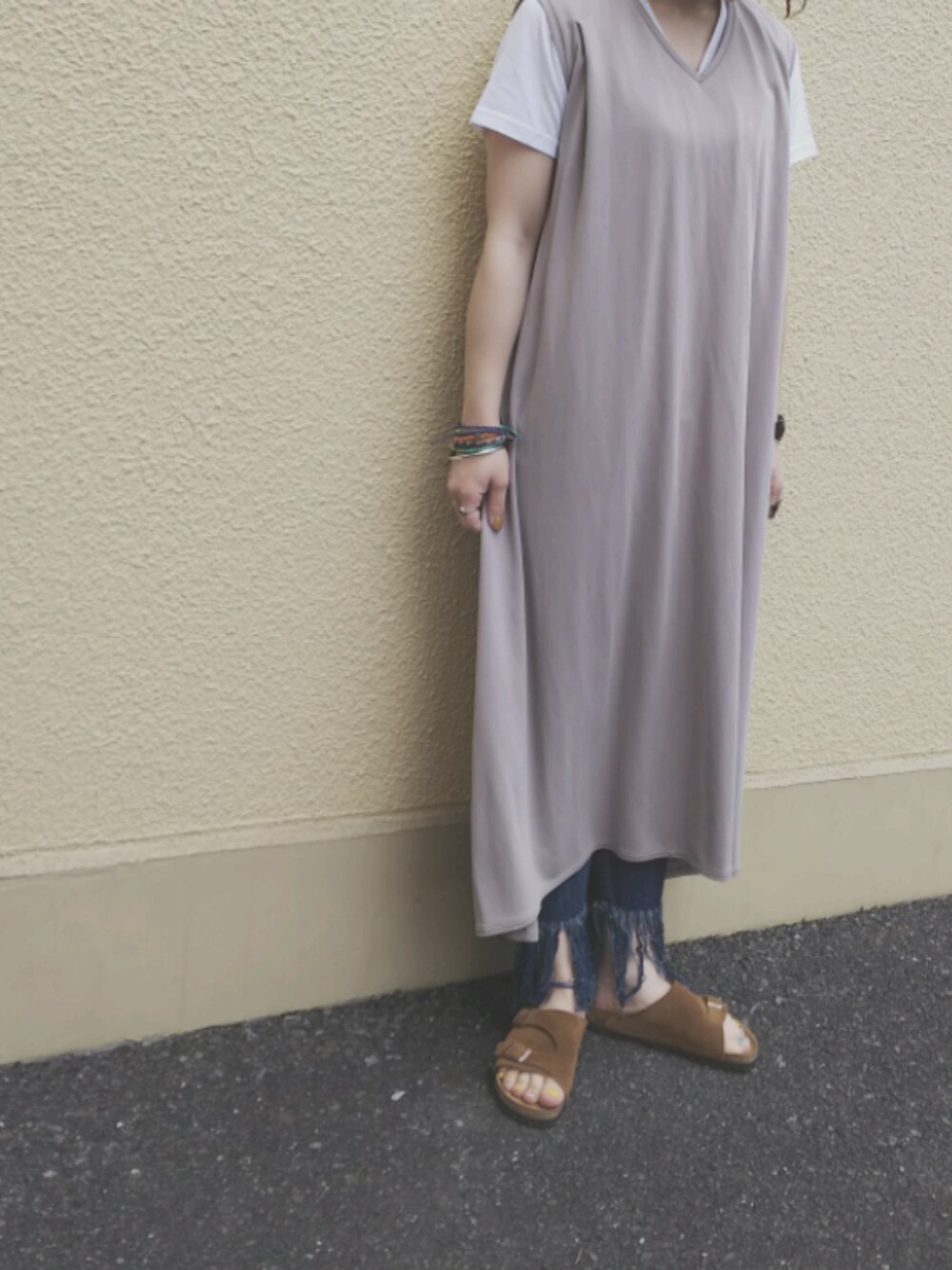 「ラクチンコーデ、summer、白Tシャツ、denim、シンプル、ノースリーブワンピース、マキシ丈ワンピース、birkenstock、レイヤードスタイル、BCSTOCK」｜「Simpliciteのアイテム（ワンピース、グレー系）」を使った、malonnnnnnnさん（レディース・156cm）の夏コーディネートの1枚目の写真