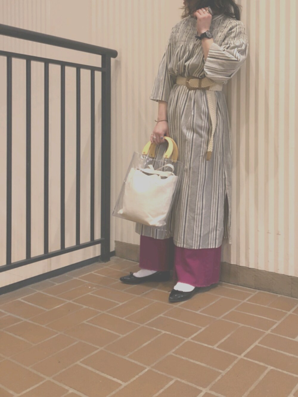 「春コーデ、レイヤードスタイル、ワイドパンツ、カラーパンツ、ワンピース、PVC、ウエストマーク、春色、pvcバッグ、BCSTOCK」｜「Simpliciteのアイテム（バッグ、その他）」を使った、malonnnnnnnさん（レディース・156cm）の春コーディネートの1枚目の写真