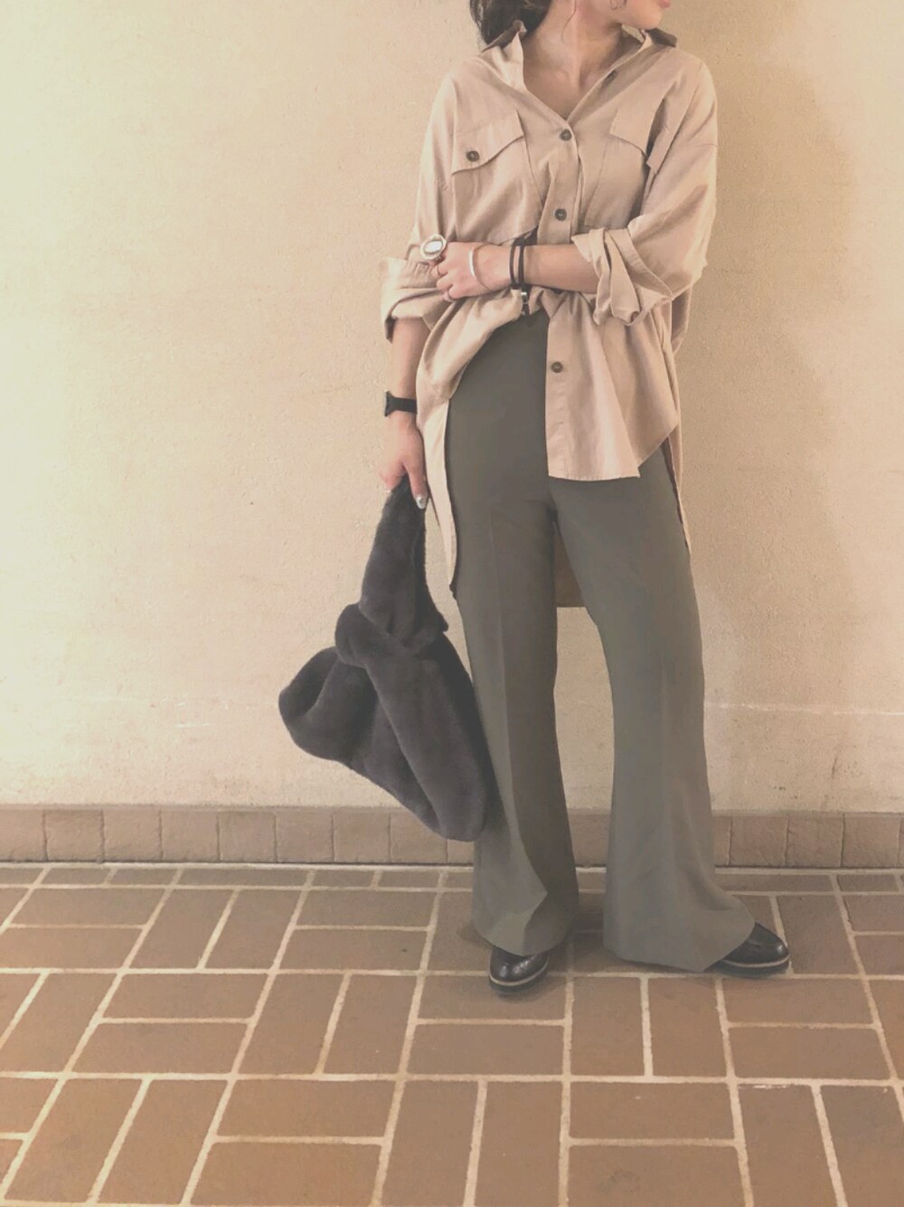 「秋、秋のコーデ、ローファー、フレアパンツ、カーキ、抜き襟、ファーバッグ、ファー小物、BCSTOCK」｜「Simpliciteのアイテム（シャツ/ブラウス、ベージュ系）」を使った、malonnnnnnnさん（レディース・156cm）の夏コーディネートの1枚目の写真