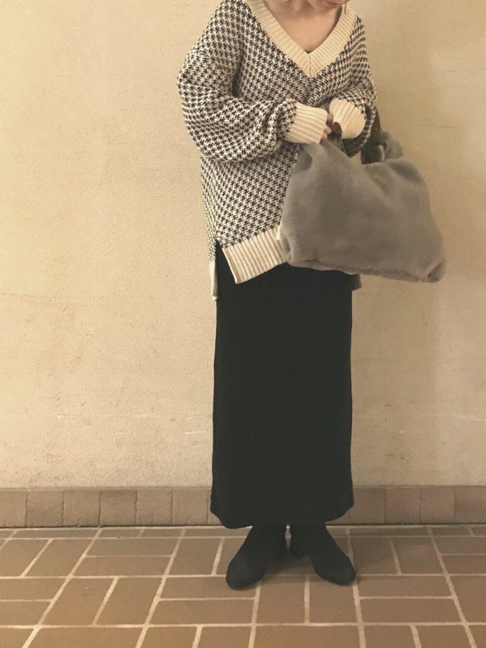 「秋コーデ、シンプル、秋服、大人カジュアル、ショートブーツ、コーデュロイスカート、ファー小物、ファーバッグ、BCSTOCK」｜「B.C STOCKのECOファーショッパー（ショルダーバッグ、グレー系）」を使った、malonnnnnnnさん（レディース・156cm）の秋コーディネートの1枚目の写真