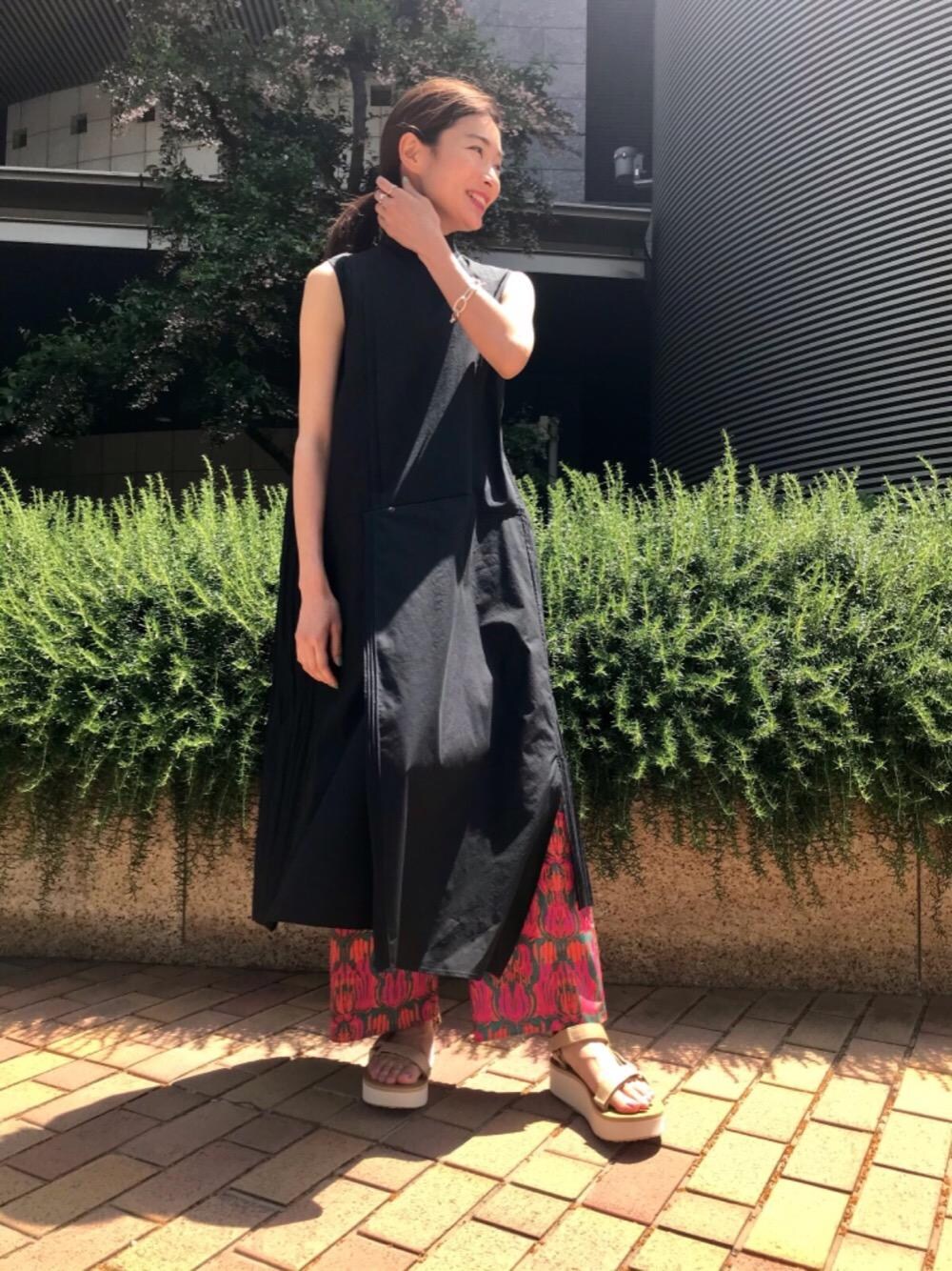 ベージュ系のサンダル、ブラック系のワンピース、ピンク系のその他パンツを着用したレディースの春コーディネートの1枚目の写真