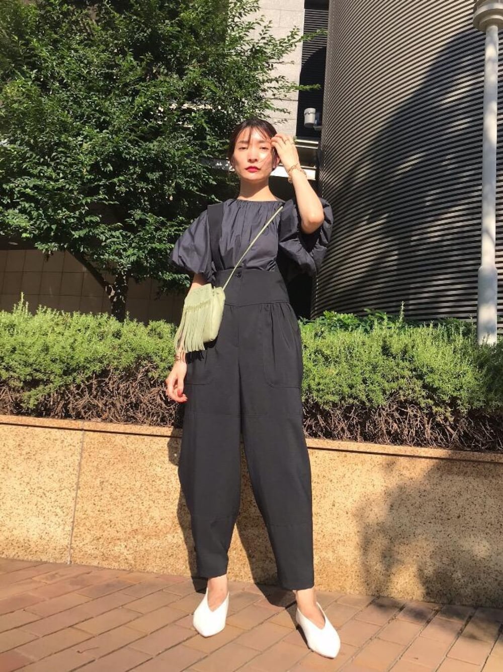 ホワイト系のパンプス、ブラック系のその他パンツ、グレー系のシャツ/ブラウスを着用したレディースの夏コーディネートの1枚目の写真