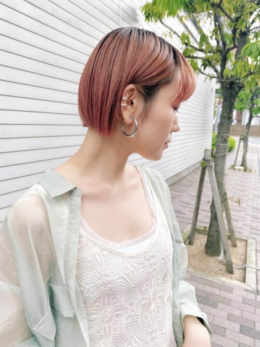 ホワイト系のタンクトップ、グリーン系のシャツ/ブラウス、シルバー系のイヤリングを着用したレディースの夏コーディネートの1枚目の写真