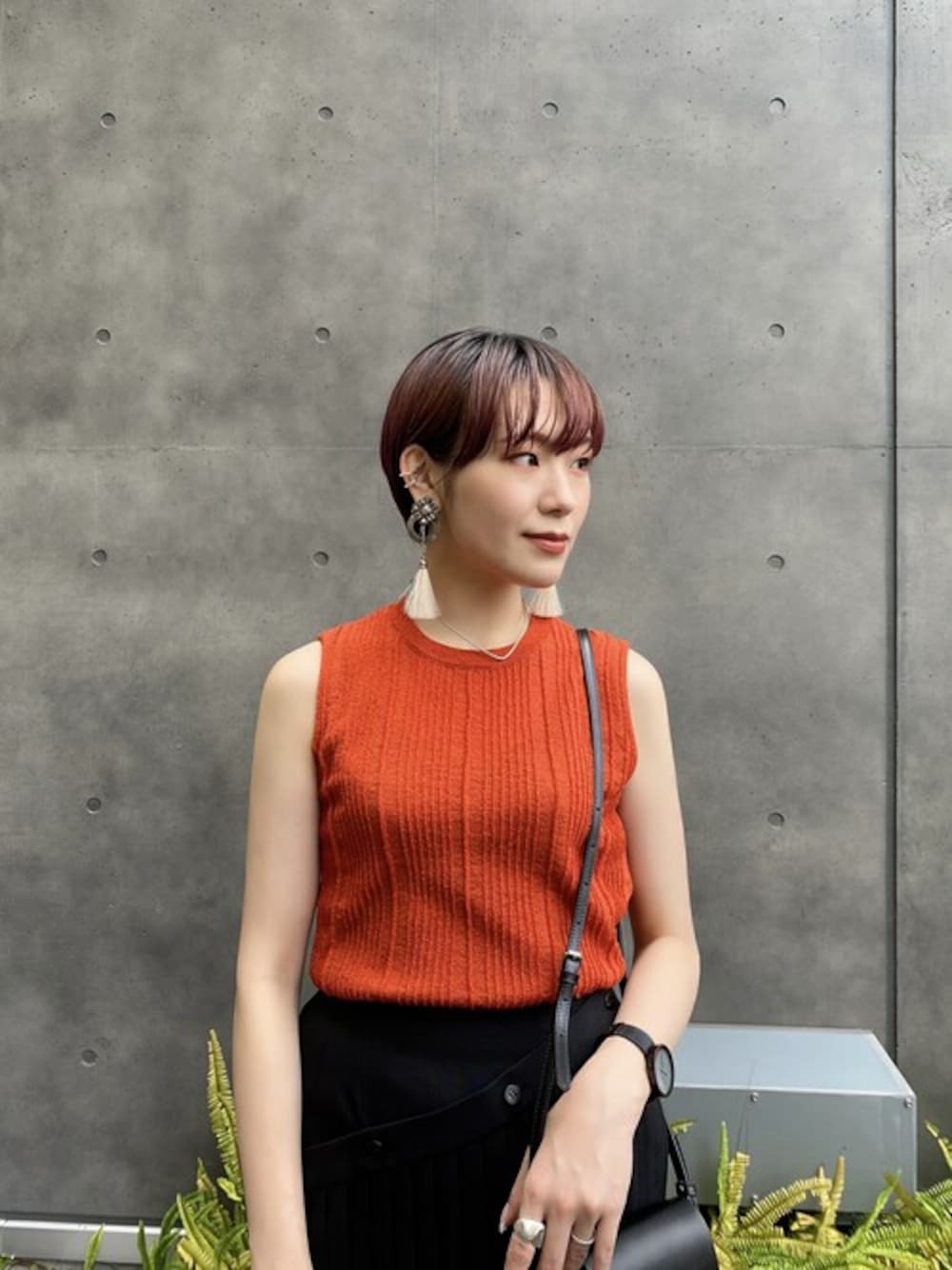 シルバー系のイヤリングを着用したレディースの夏コーディネートの1枚目の写真