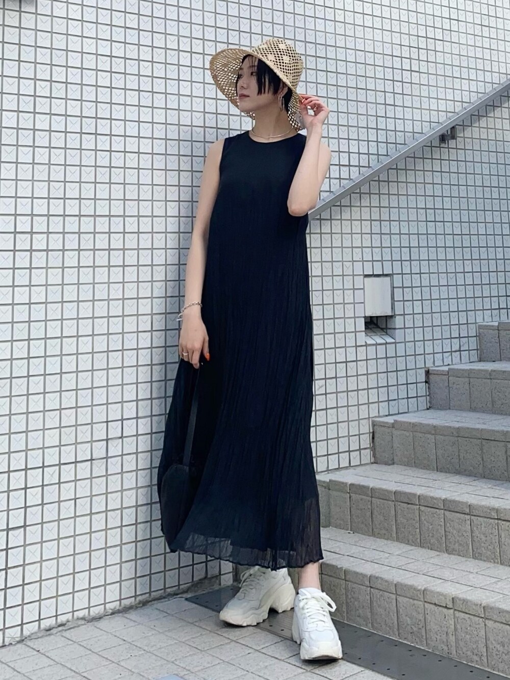 「ワンピース、休日スタイル、白スニーカー、リネン、きれいめカジュアル、シンプルコーデ、ミニバッグ、カンカン帽、麦わら帽子、オトナカジュアル」｜「cityの【CITY】リネンワッシャープリーツワンピース（ワンピース、ブラック系）」を使った、Hitaka  Mahoさん（レディース・163cm）の夏コーディネートの1枚目の写真