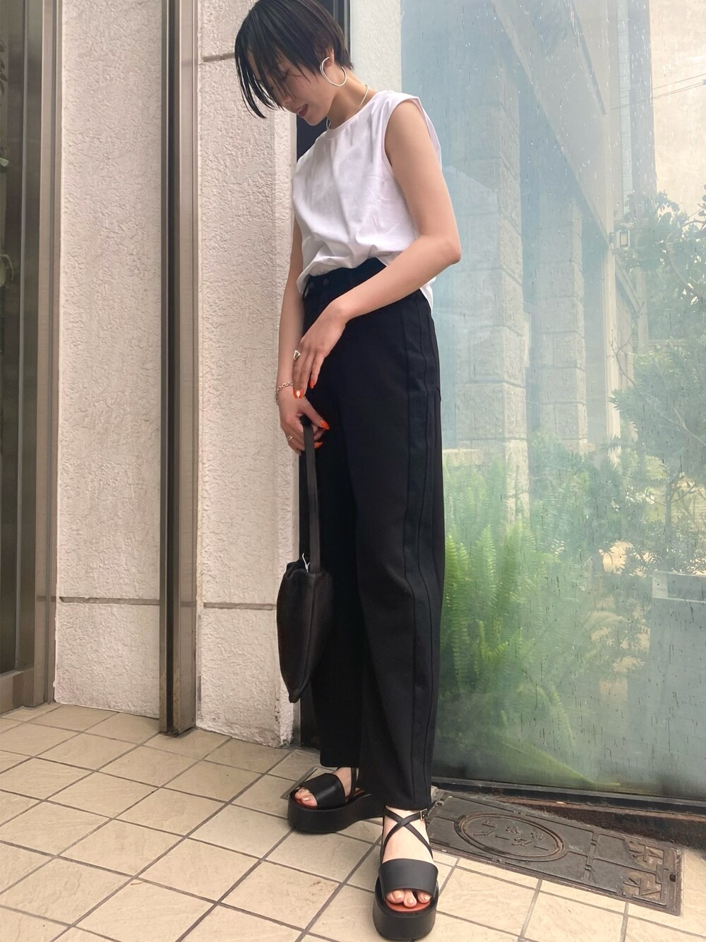 「ストリート、ハイウエスト、モノトーン、休日スタイル、メンズライク、厚底シューズ、ミニバッグ、夏コーデ、白Tシャツ、厚底サンダル」｜「FEMMENTの【FEMMENT(ファモン)】2WAYダブルクロスデニムラインパンツ（スラックス、ブラック系）」を使った、Hitaka  Mahoさん（レディース・163cm）の夏コーディネートの1枚目の写真