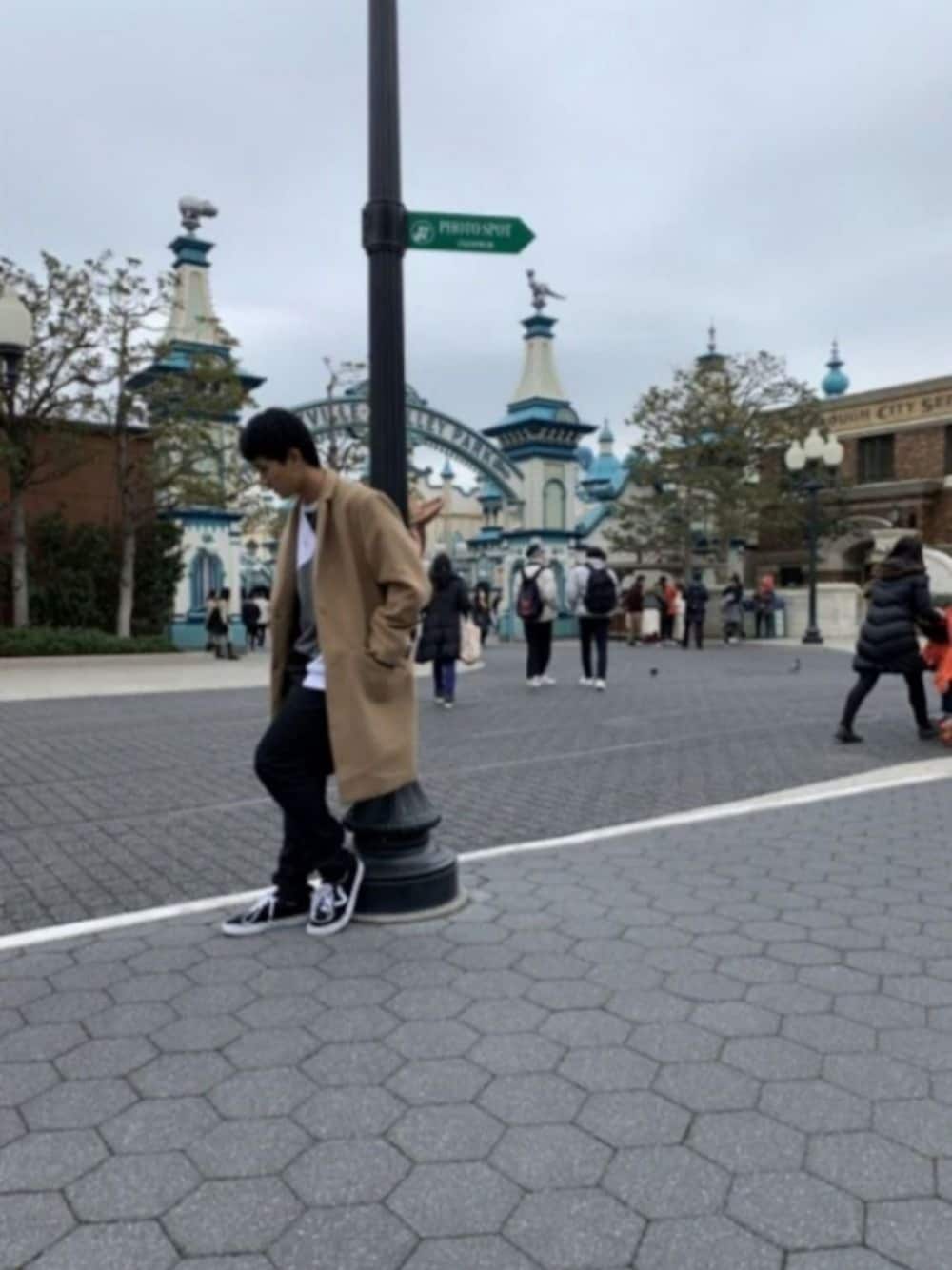 ブラック系のパンツ、ブラック系のスニーカー、ホワイト系のTシャツ/カットソーを着用したメンズの冬コーディネートの1枚目の写真