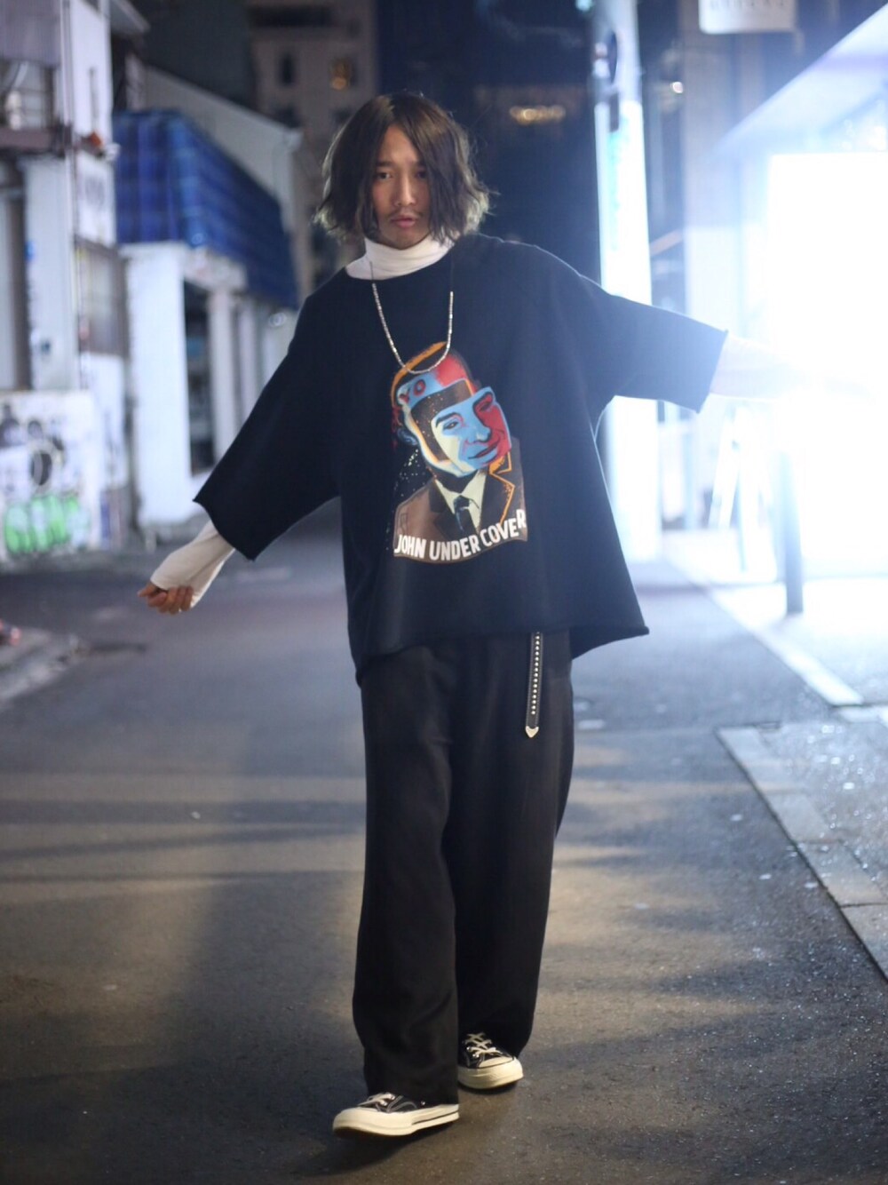 「STUDIOUS、STUDIOUS SELECT(STUDIOUS SELECT)、studious outlet、STUDIOUS 3rd、johnUNDERCOVER、オーバーサイズ、スゥエット、ワイドパンツ、シルバーアクセサリー」｜「JohnUNDERCOVERの【JohnUNDERCOVER】《STUDIOUS限定》ルーズシルエットスウェット（スウェット、ブラック系）」を使った、糸魚川 領太さん（メンズ・178cm）の冬コーディネートの1枚目の写真