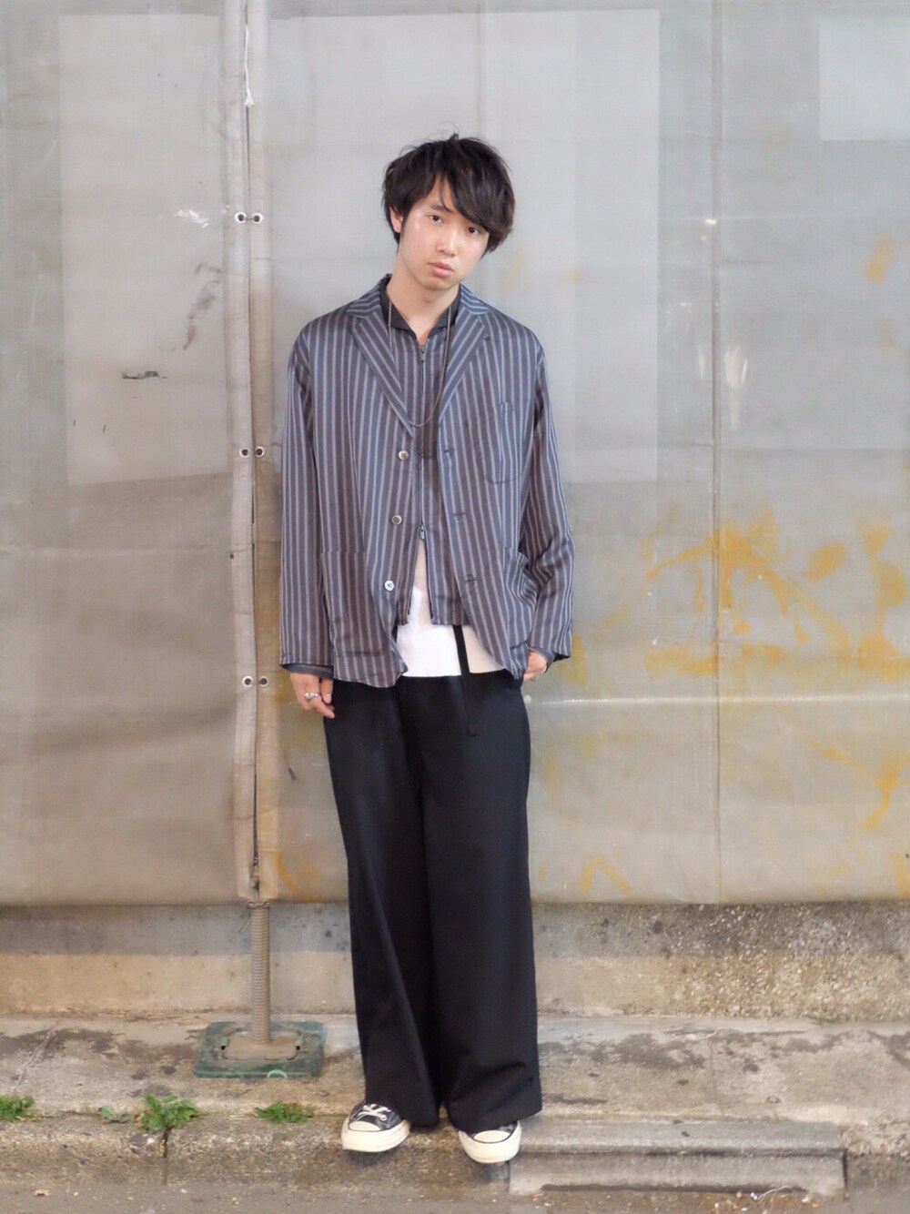 「STUDIOUS、STUDIOUS SELECT(STUDIOUS SELECT)、STUDIOUS LAB、MA-1、ジャケット、ストライプ、ワイドパンツ、シルバーアクセサリー」｜「Bernabeuのアイテム（テーラードジャケット、グレー系）」を使った、糸魚川 領太さん（メンズ・178cm）の夏コーディネートの1枚目の写真