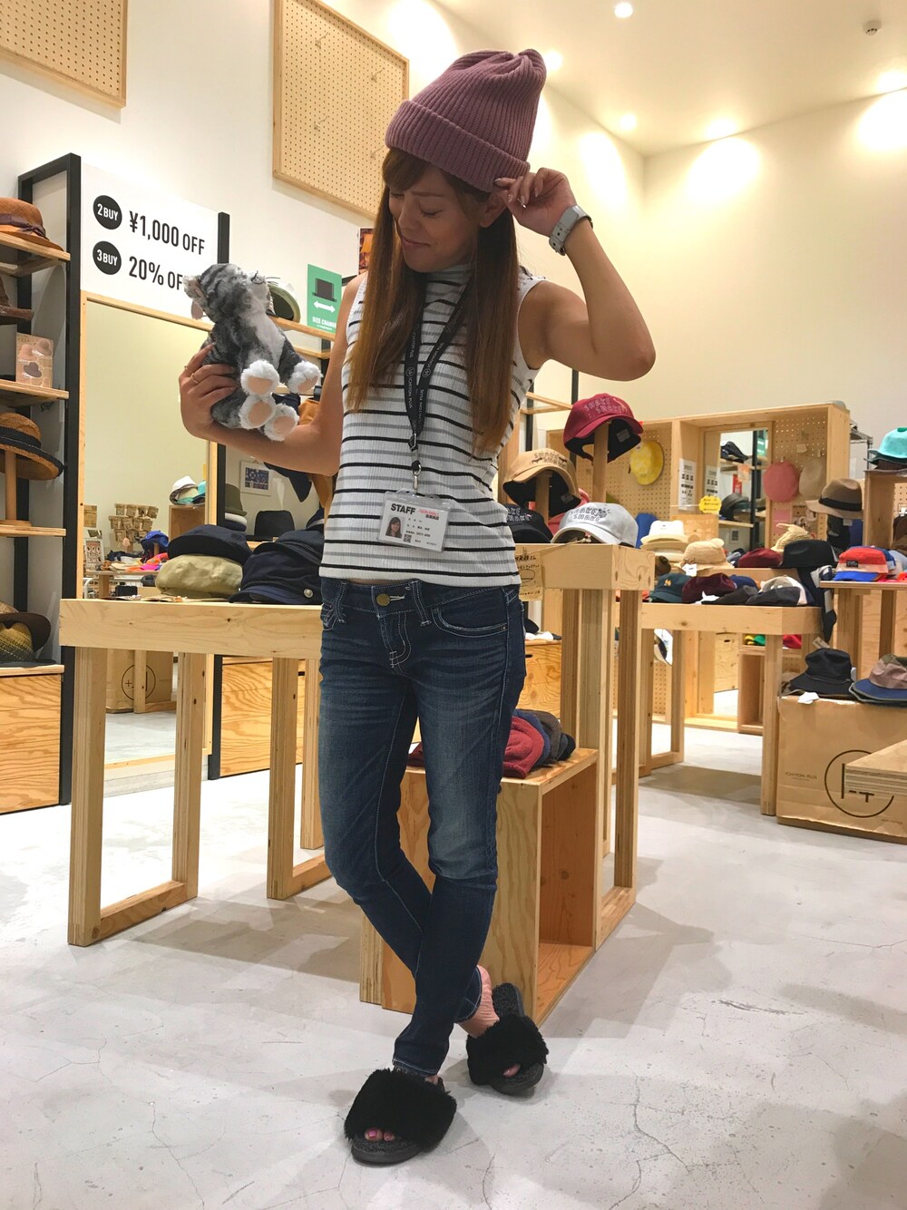 「オトナカジュアル、休日スタイル、デニム、帽子、ニット、サンダル、ピンク、ボーダートップス」｜「14+のアイテム（ニットキャップ/ビーニー、ピンク系）」を使った、14+ イオンモールむさし村山店 スタッフさん（レディース・160cm）の秋コーディネートの1枚目の写真