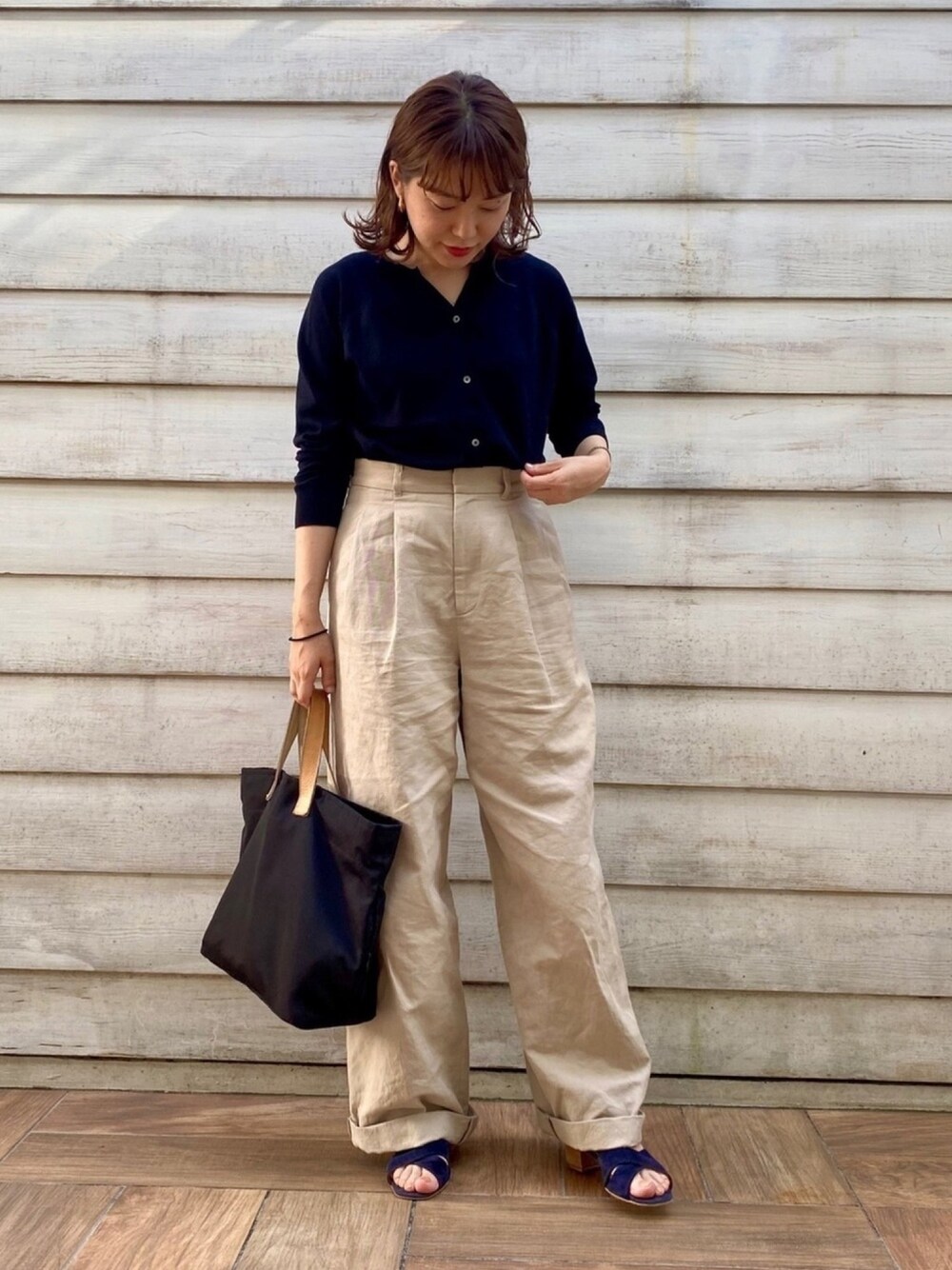 「collex、リネンパンツ、大人カジュアル、シンプルコーデ、ベージュ、キレイめ、オトナ女子、ベージュコーデ、トートバッグ、カーディガン」｜「collexの【手洗い可】UVカットキーネックカーディガン（カーディガン/ボレロ、ブラック系）」を使った、OOTSUKA YUKIKOさん（レディース・157cm）の夏コーディネートの1枚目の写真