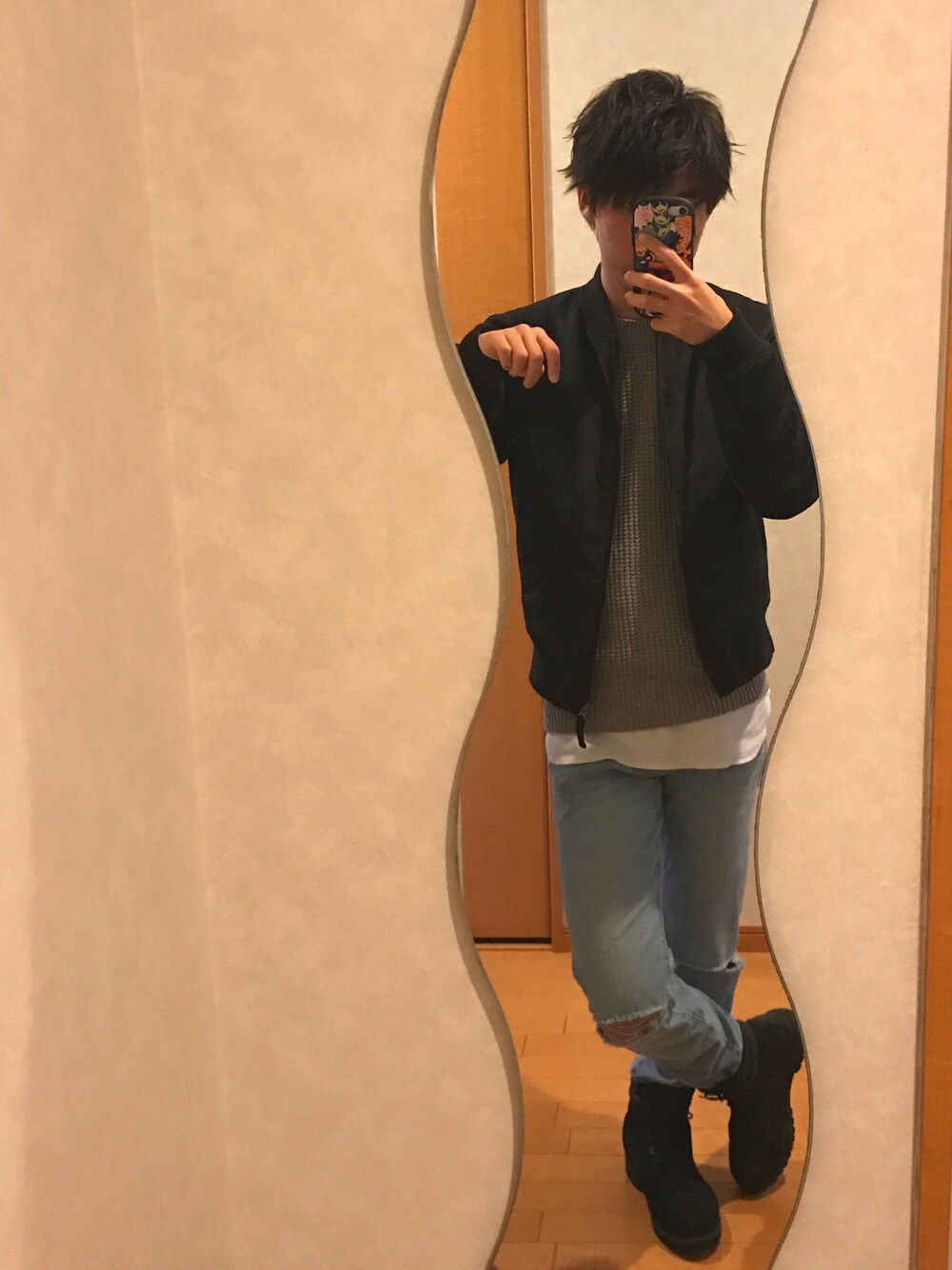 「春コーデ、MA-1、ダメージデニムパンツ、ウォッシュデニム、レイヤードスタイル、ブーツ、Timberland、UNIQLO」｜「UNIQLOのアイテム（ブルゾン、ブラック系）」を使った、ルーさん（メンズ・170cm）の春コーディネートの1枚目の写真