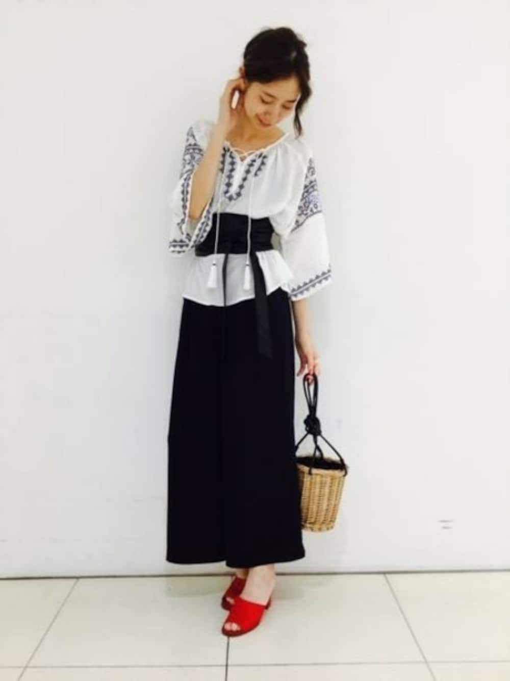 「刺繍、JEANASiS、ジーナシス、ワイドパンツ、夏コーデ、サッシュベルト」｜「JEANASISのヨウリュウシシュウチュニック/757548（シャツ/ブラウス、ホワイト系）」を使った、JEANASIS立川ルミネSTAFFさん（レディース・167cm）の夏コーディネートの1枚目の写真