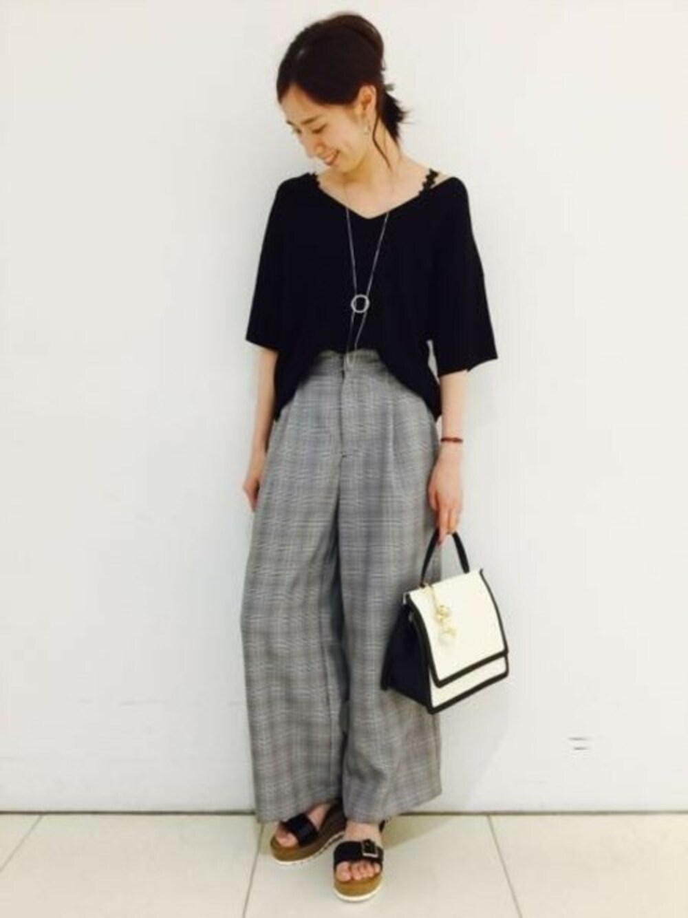 「チェック、JEANASiS、モノトーン、ジーナシス、ワイドパンツ、サンダル、サマーニット、夏コーデ」｜「JEANASISの12GリョウVプルオーバーSS/749974 （ニット/セーター、ブラック系）」を使った、JEANASIS立川ルミネSTAFFさん（レディース・167cm）の夏コーディネートの1枚目の写真