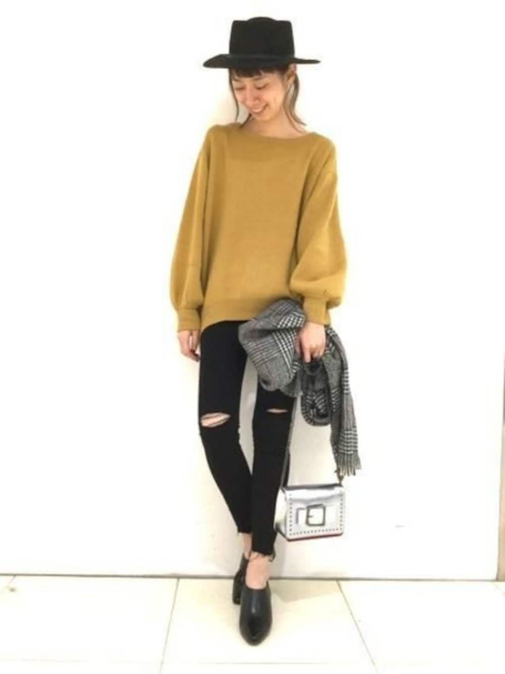 「JEANASiS、ゆるニット、ハット、ジーナシス、マスタード、スキニーデニム、シンプルコーデ、シルバーバッグ」｜「JEANASISのWフェイスバルンスリーブプルオーバー/774697 （ニット/セーター、イエロー系）」を使った、JEANASIS立川ルミネSTAFFさん（レディース・167cm）の冬コーディネートの1枚目の写真