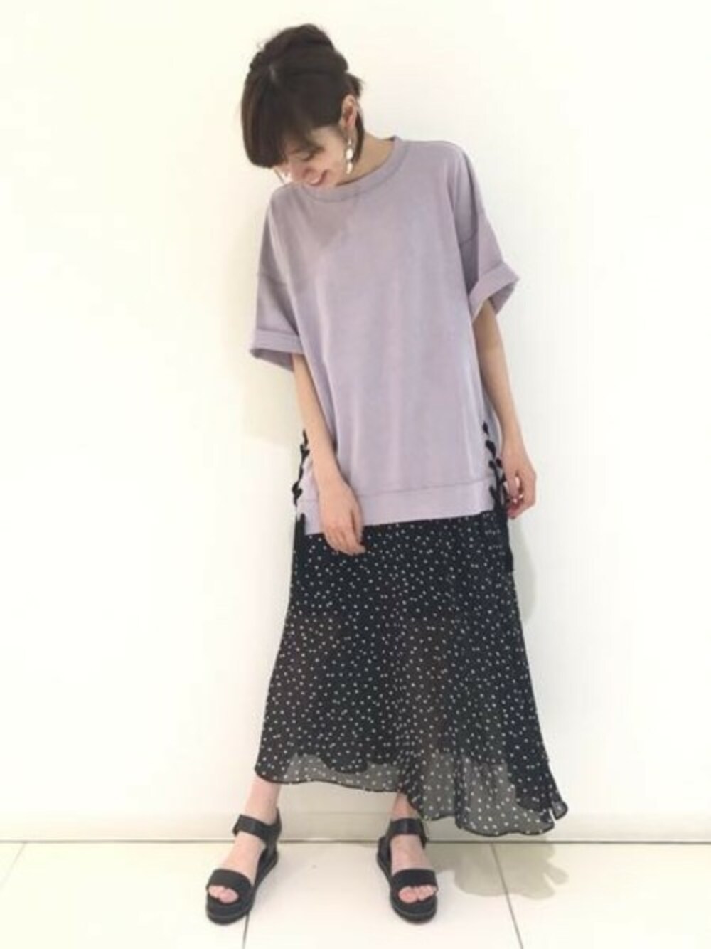 「スカート、Tシャツ、ドット、JEANASiS、レース、ジーナシス、シフォン、リラックススタイル、ゆるコーデ、BigT」｜「JEANASISのサイドレースアップSS/789594（Tシャツ/カットソー、パープル系）」を使った、JEANASIS立川ルミネSTAFFさん（レディース・167cm）の春コーディネートの1枚目の写真