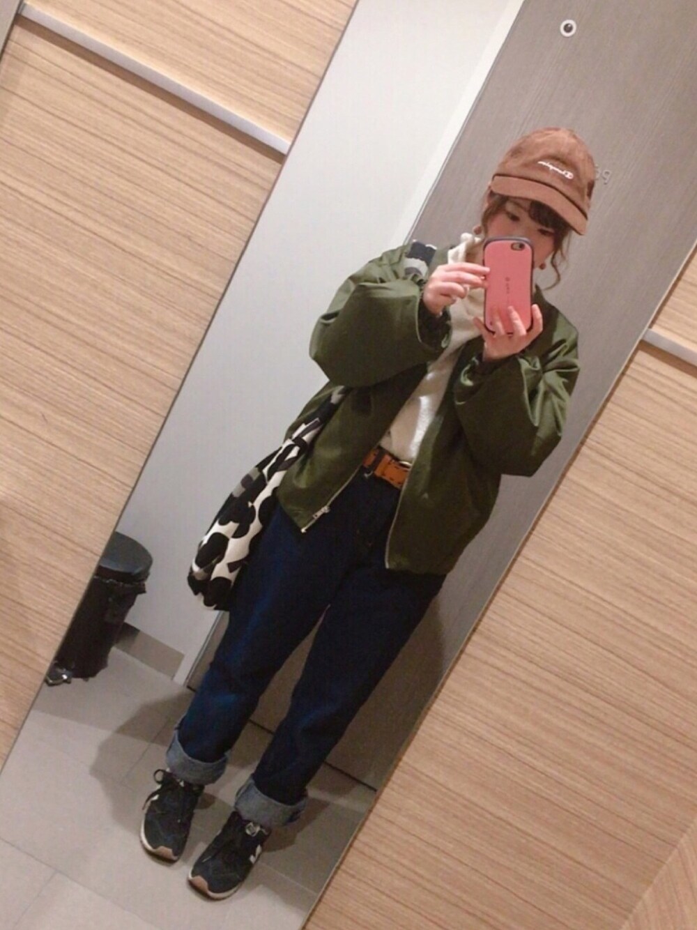 「cepo.、カジュアル、冬、スニーカー」｜「Championの∴WEGO/Champion別注コールキャップ（キャップ、ブラウン系）」を使った、ひ ま りさん（レディース・146cm）の冬コーディネートの1枚目の写真