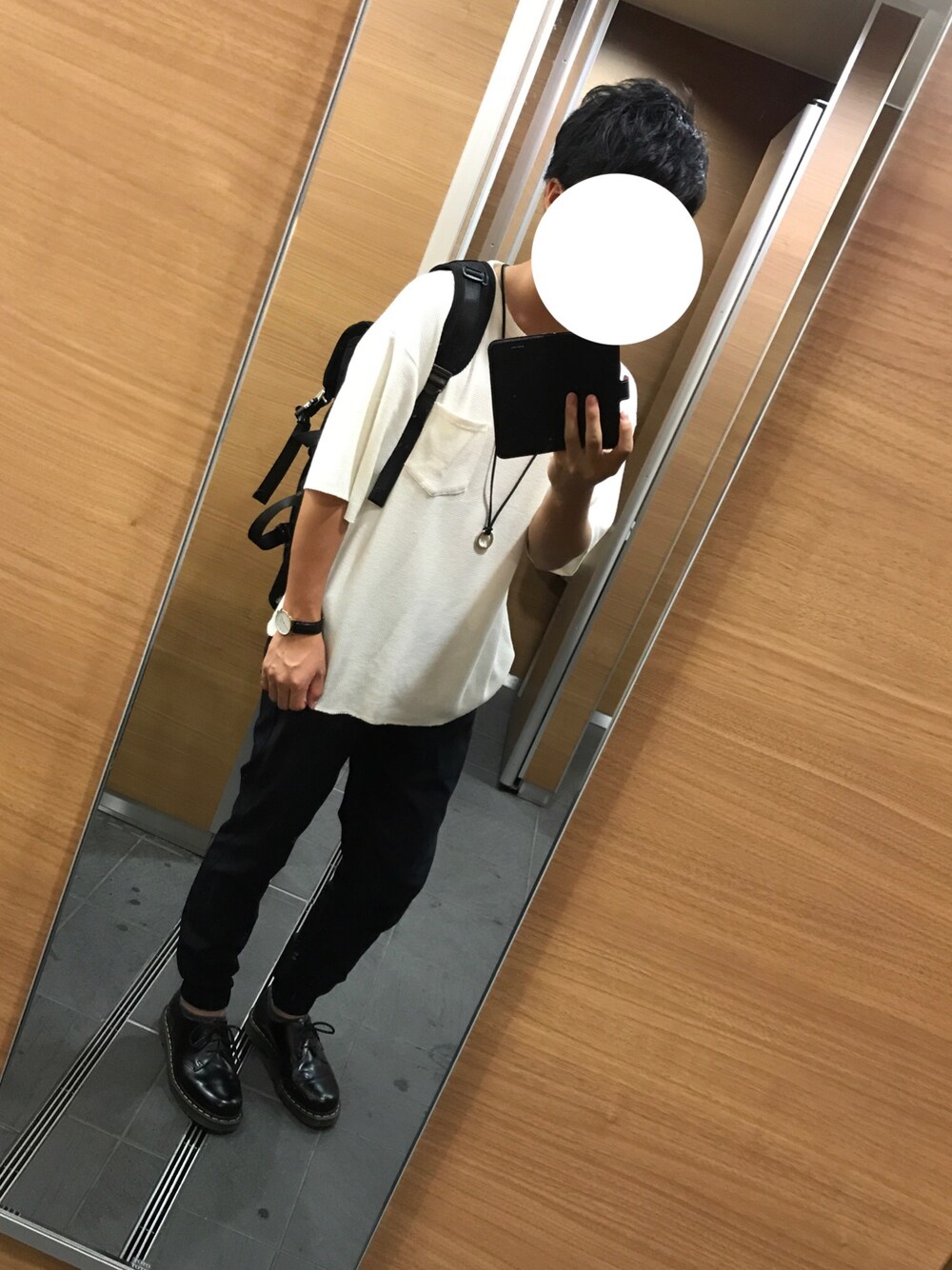 「ビッグシルエット、夏コーデ、シンプル、オトナカジュアル、ブラック、プチプラ、大学生、ビックT、バックパック、フォロバ」｜「RAGEBLUEのリネン混ニットクルー半袖/721390（ニット/セーター、ホワイト系）」を使った、ダッチーさん（メンズ・165cm）の夏コーディネートの1枚目の写真