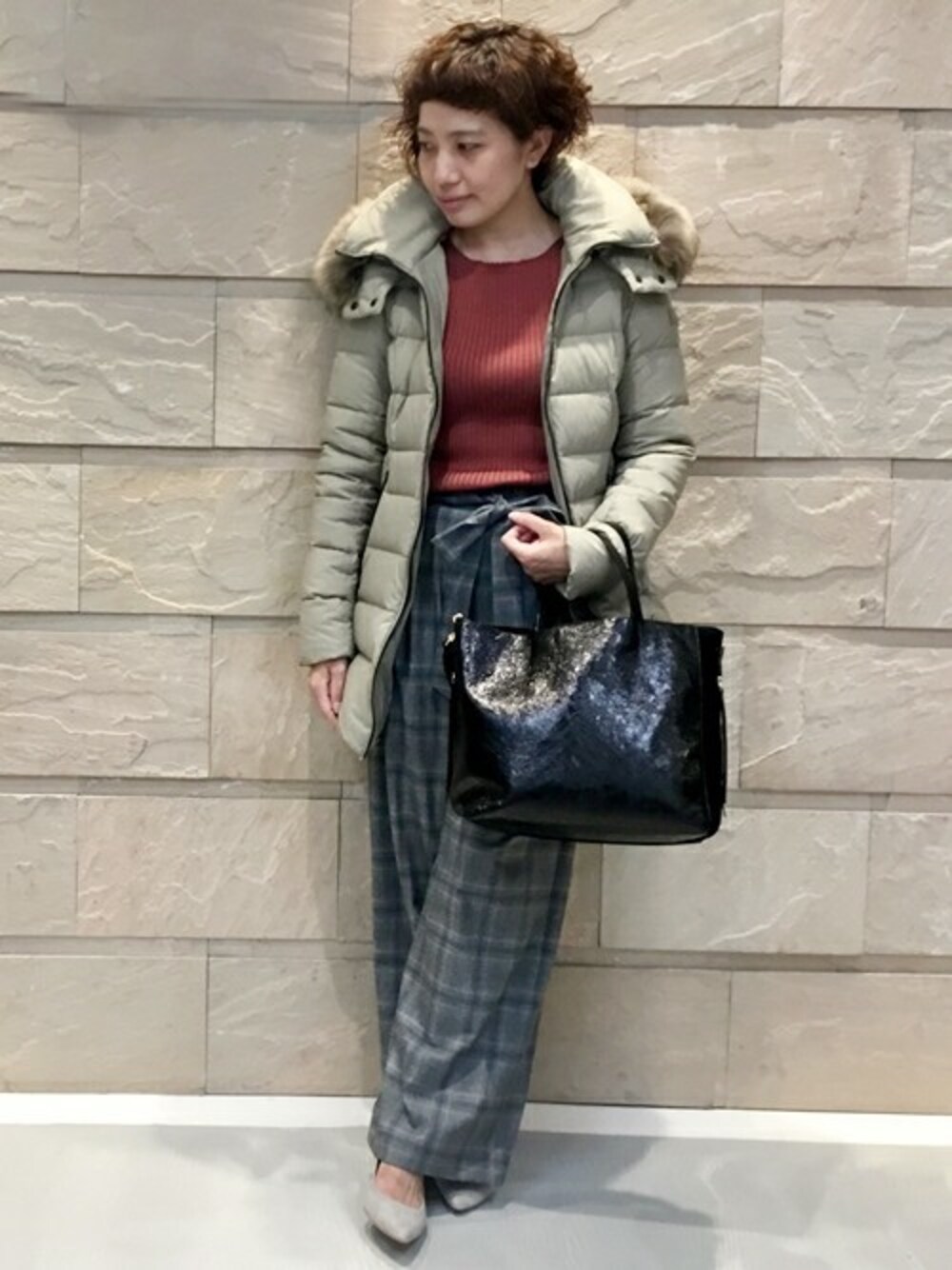 「カットソー、ダウンジャケット、リブニット、TATRAS、クルーネック、SHIPS for women、チェックワイドパンツ」｜「SHIPSのチェックワイドパンツ◆（その他パンツ、グレー系）」を使った、本橋さん（レディース・154cm）の夏コーディネートの1枚目の写真
